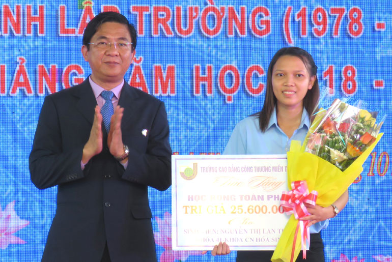 Lan Trinh bỏ đại học để học cao đẳng