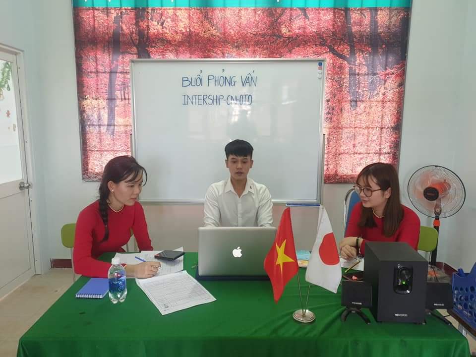 Trần Công Nghĩa (giữa)- sinh viên Cao đẳng Cơ khí ô tô K41A của trường Cao đẳng Công Thương miền Trung