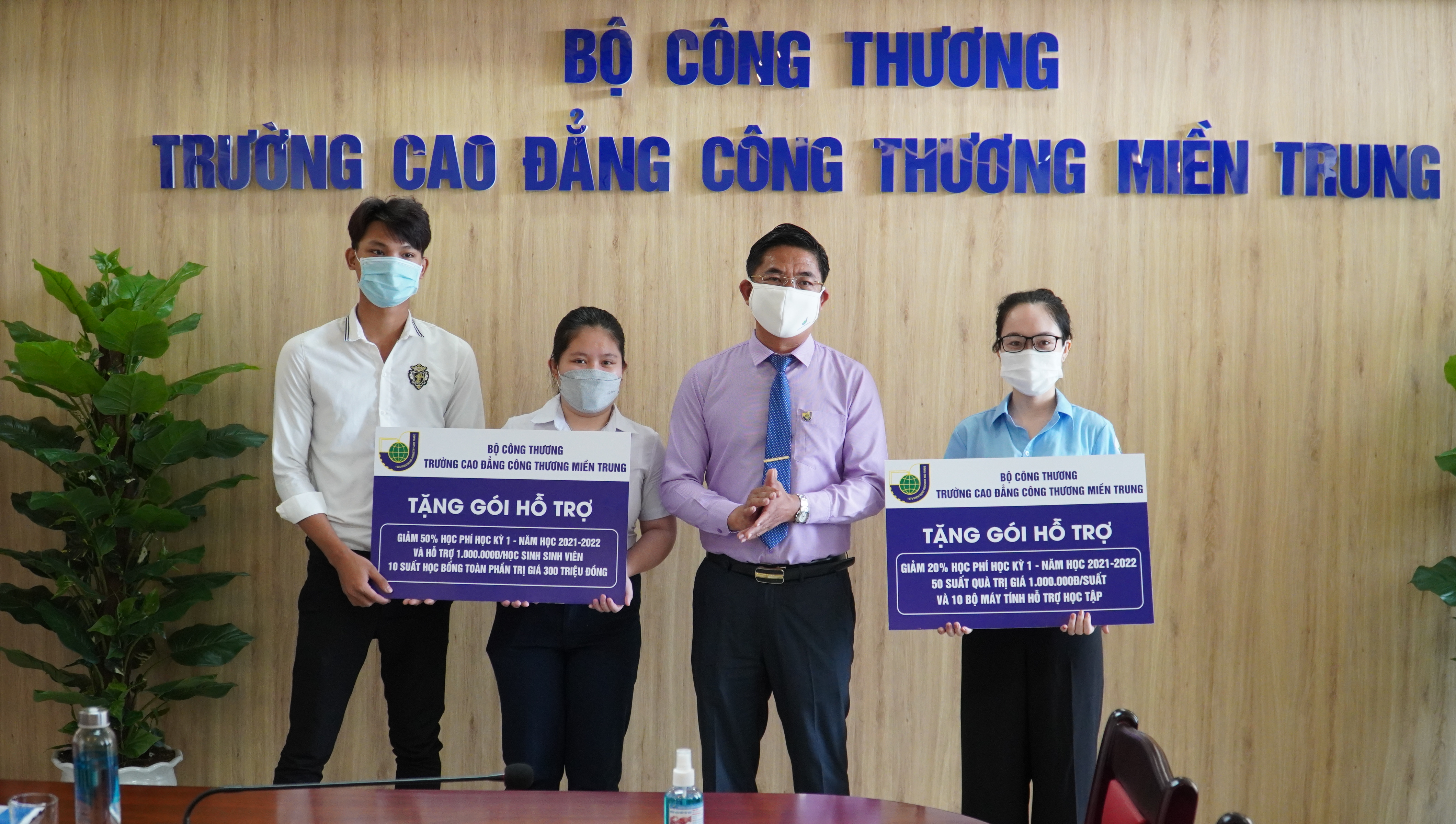 TS. Trần Kim Quyên, Bí thư Đảng ủy, Chủ tịch Hội đồng trường, Hiệu trưởng nhà trường - Trao gói hỗ trợ cho đại diện HSSV của Trường