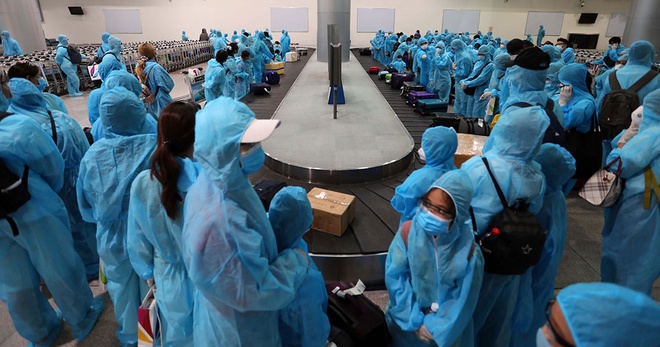 300 du khách mắc kẹt ở Đà Nẵng về đến sân bay Tân Sơn Nhất, ngày 13.8 ẢNH: NGỌC DƯƠNG