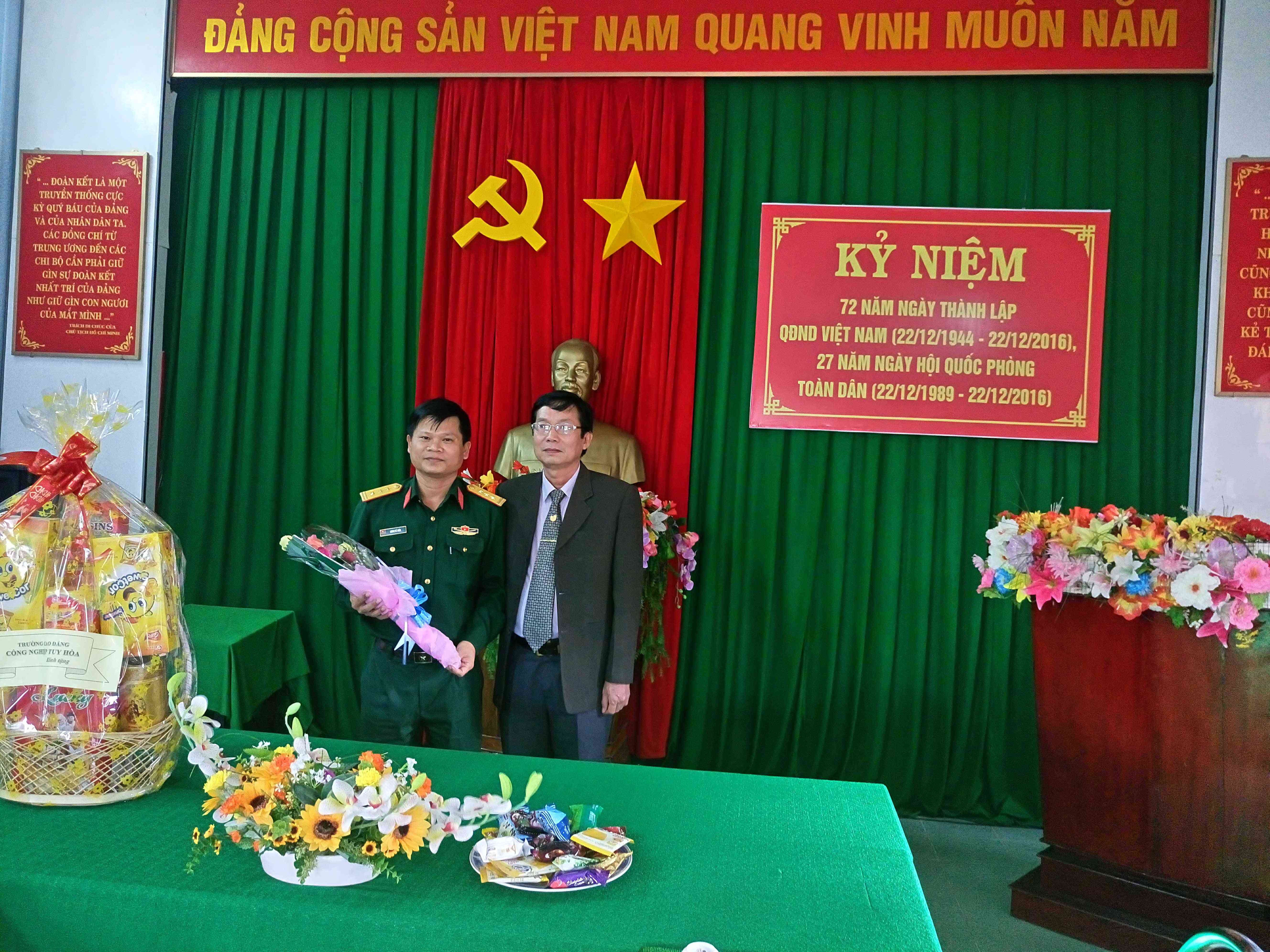 4-truong-cd-cn-tuy-hoa-tham-va-chuc-mung-cac-don-vi-quan-doi-nhan-dip-ky-niem-72-nam-ngay-thanh-lap-qdnd-viet-nam