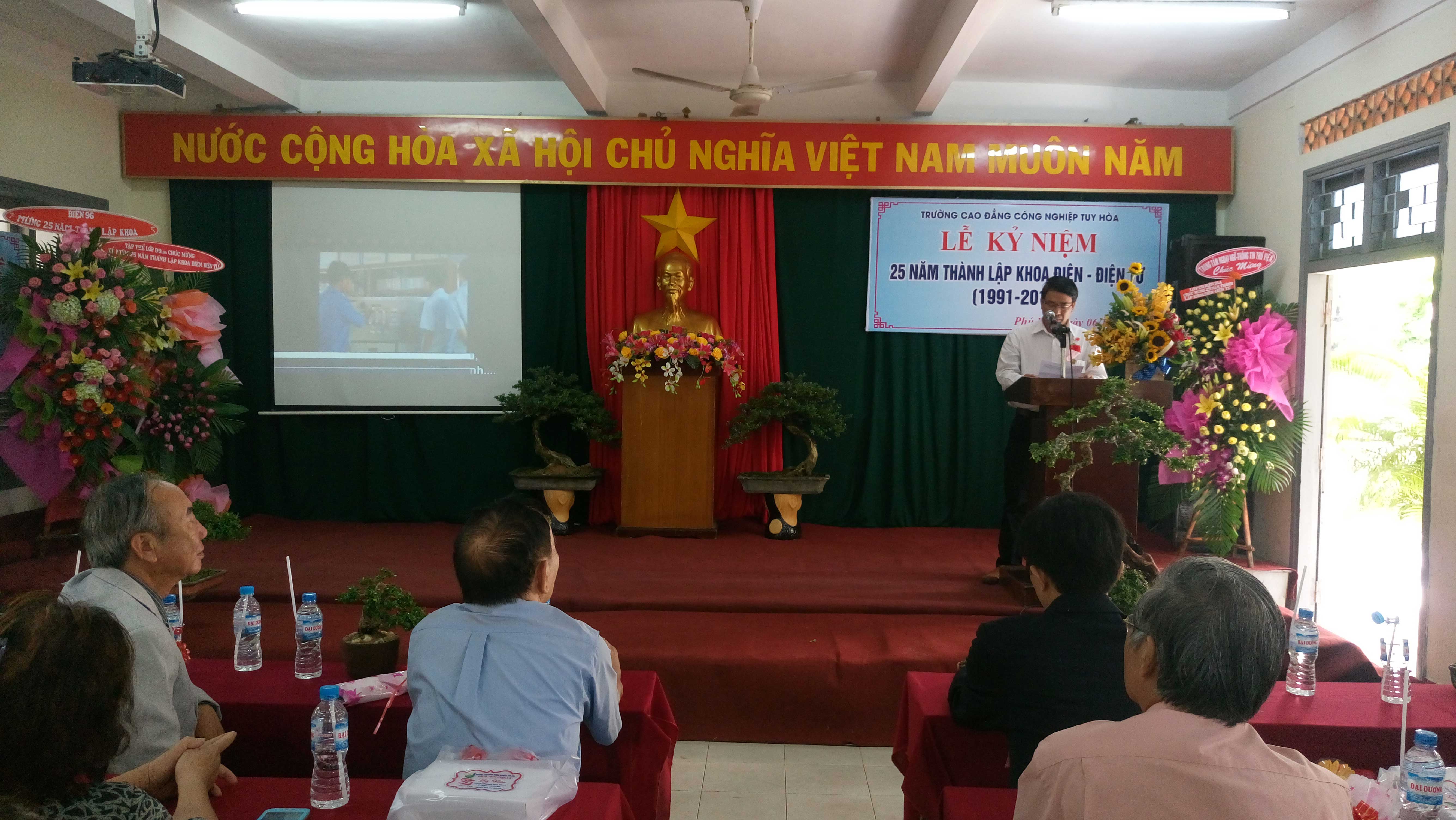 6-le-ky-niem-25-nam-thanh-lap-khoa-dien-dien-tu