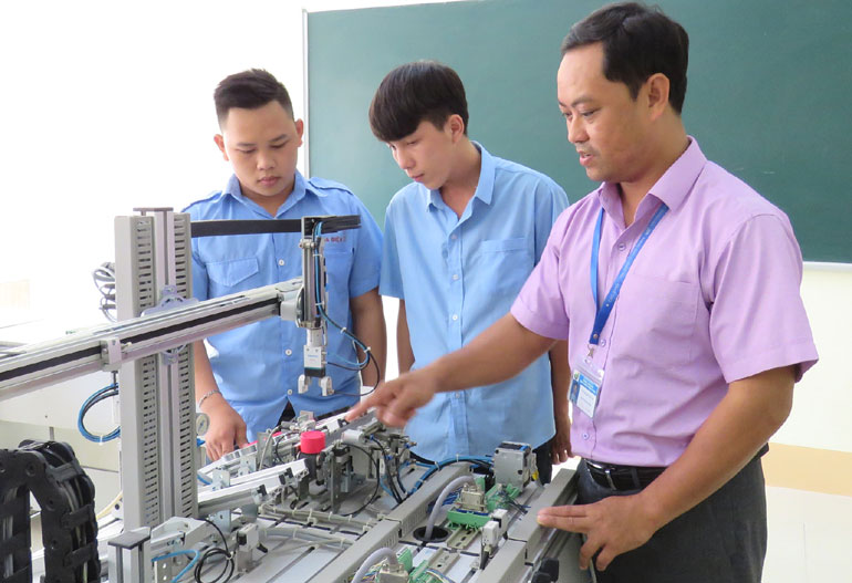 Thầy Dũng “truyền lửa” học nghề cho sinh viên