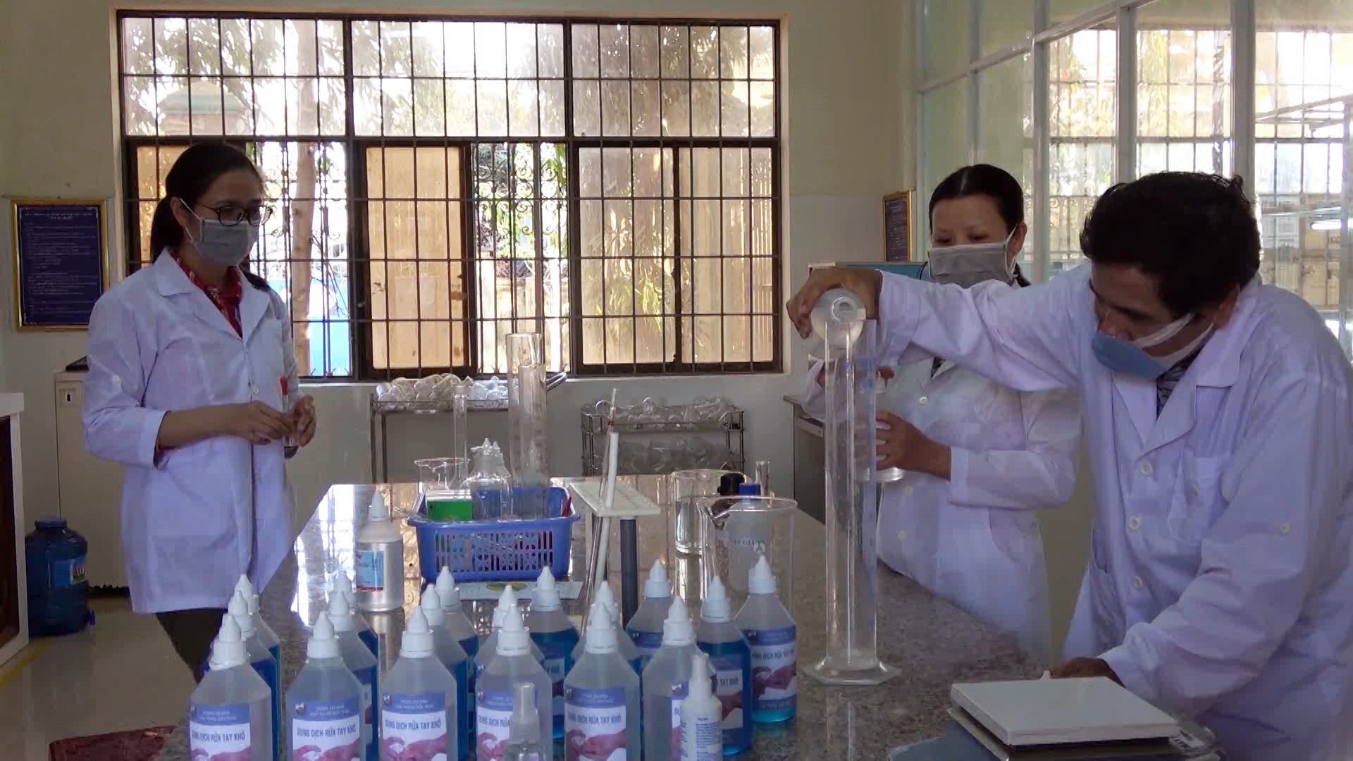 tang-hon-1-600-lit-dung-dich-rua-tay-kho-cho-cac-truong-thpt1