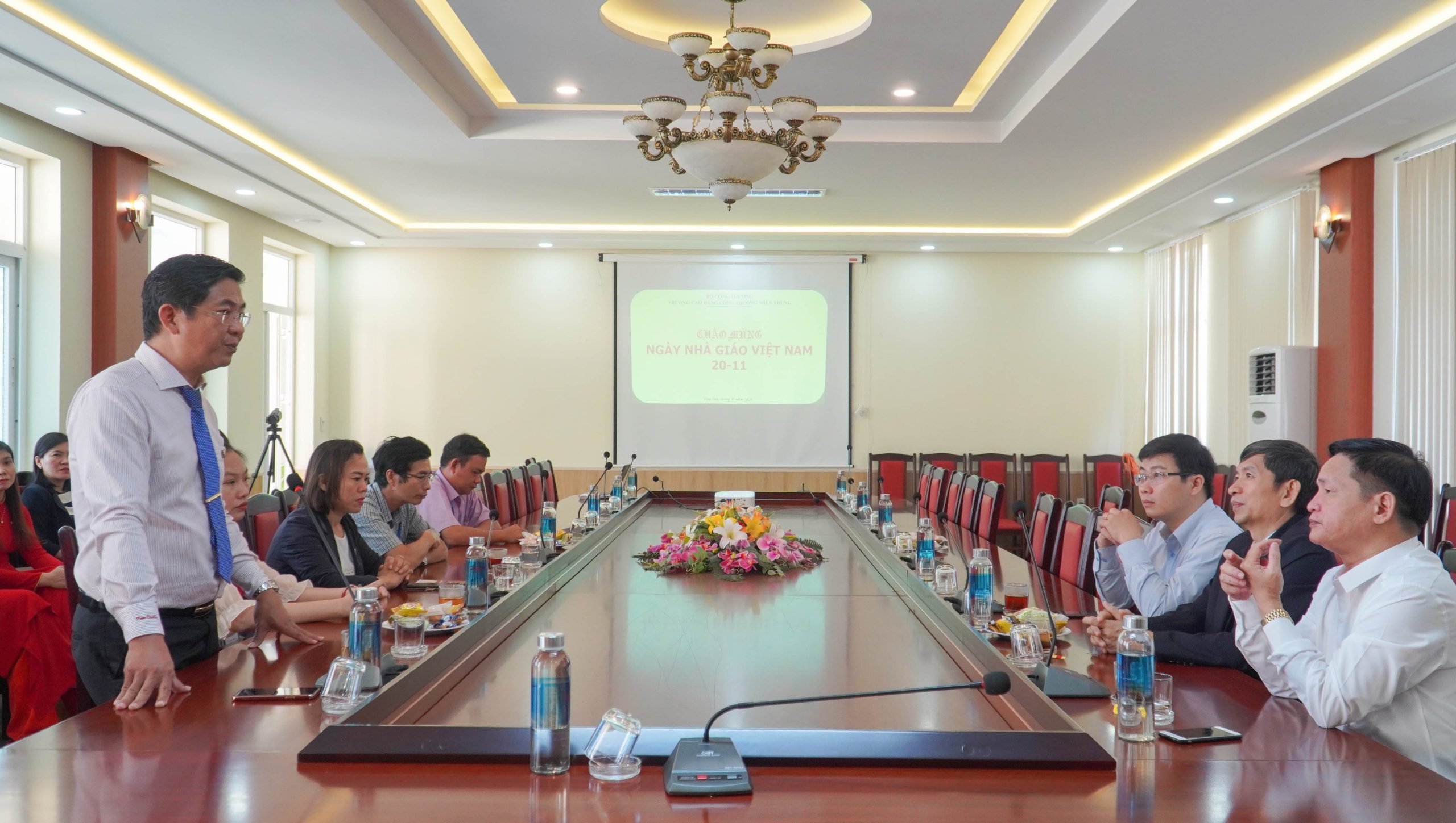 TS. Trần Kim Quyên - Bí Thư Đảng Ủy - Hiệu trưởng nhà trường - Báo cáo với lãnh đạo Tỉnh hoạt động của Trường trong thời gian qua