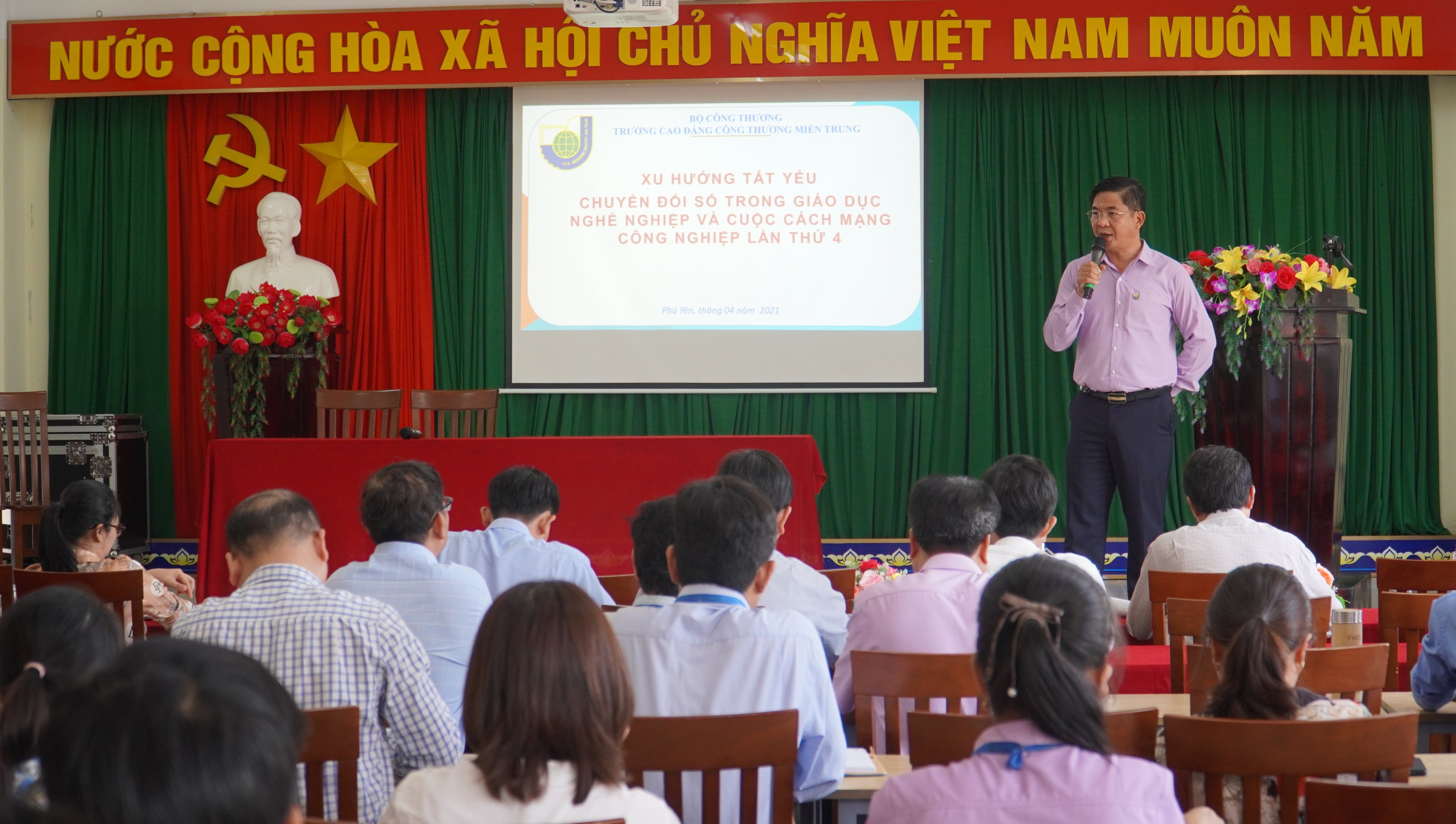 TS. Trần Kim Quyên, Hiệu trưởng Nhà trường, báo cáo tham luận tại buổi Hội thảo