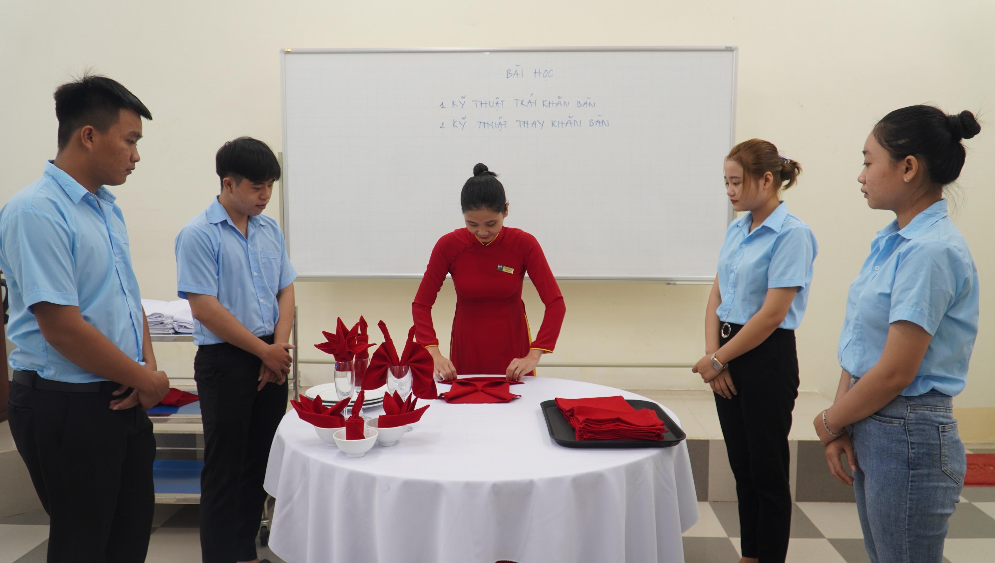 Một buổi thực hành học ngành nghề Quản trị nhà hàng và dịch vụ ăn uống tại trường Cao đẳng Công Thương miền Trung