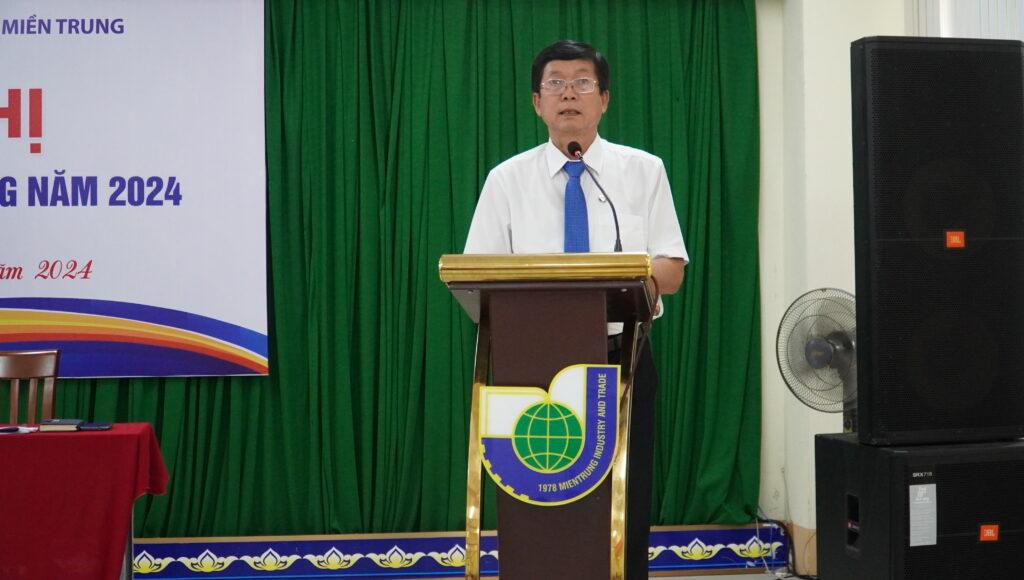 Ths Nguyễn Văn Đức- Phó Hiệu trưởng nhà trường đã thông qua kiểm điểm việc thực hiện Nghị quyết