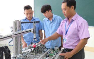 Thầy Dũng “truyền lửa” học nghề cho sinh viên