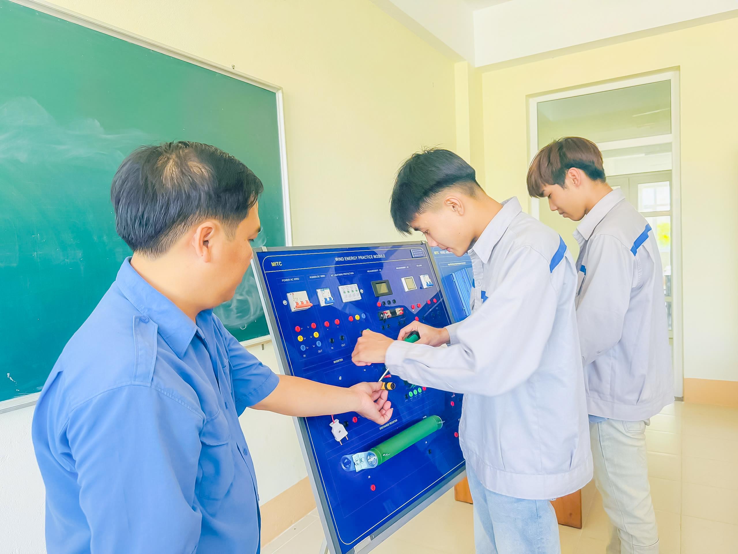 Khoa Điện và Tự động hóa Khơi nguồn sáng tạo – Chinh phục Hội thi Thiết bị đào tạo tự làm 2025