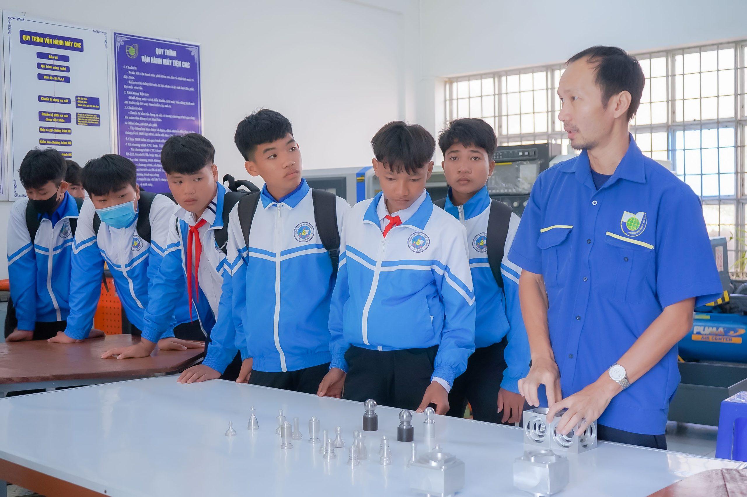 MITC và Trường Tiểu học & THCS EaChrang - Mở rộng cơ hội nghề nghiệp cho học sinh miền núi 5