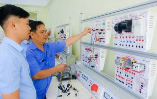 Người thầy giữa những dòng điện và ước mơ