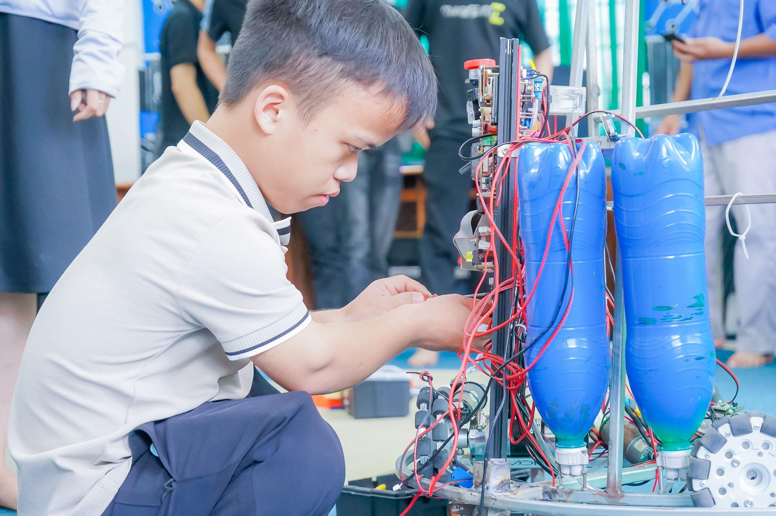 Hiệu trưởng trường Cao đẳng Công Thương miền Trung động viên đội tuyển Robocon trước ngày lên đường dự thi 1