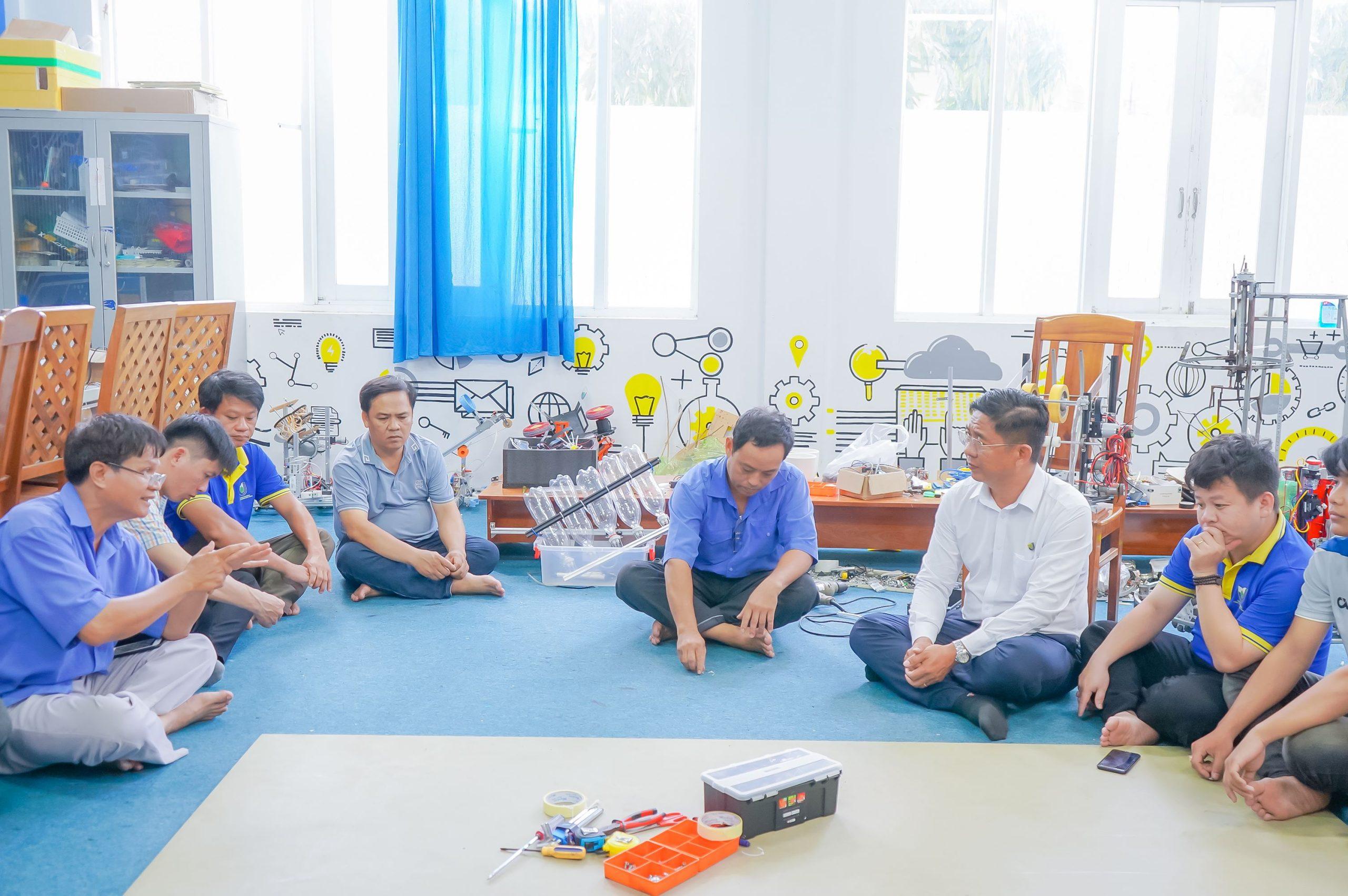 Hiệu trưởng trường Cao đẳng Công Thương miền Trung động viên đội tuyển Robocon trước ngày lên đường dự thi 2