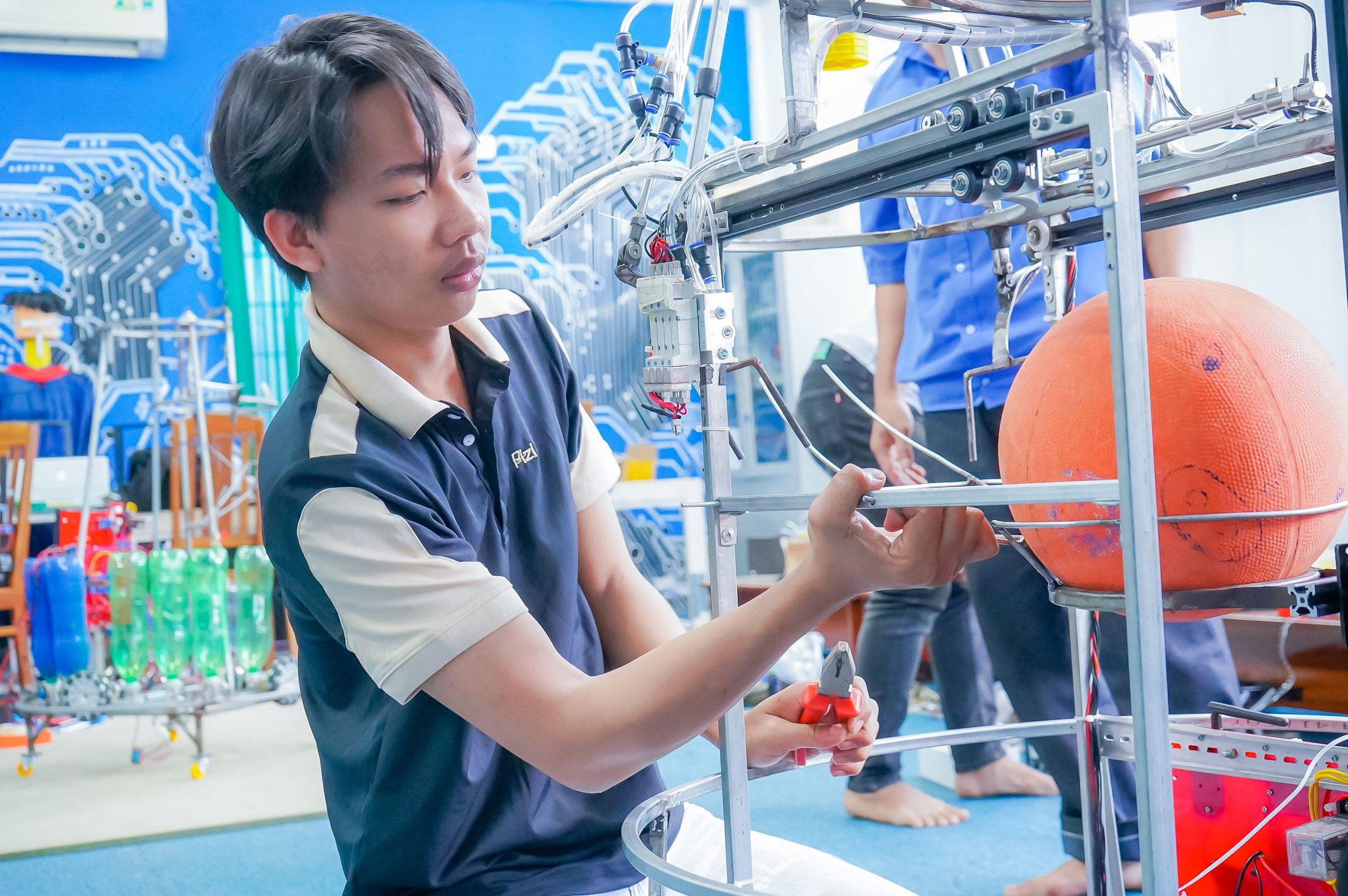 Hiệu trưởng trường Cao đẳng Công Thương miền Trung động viên đội tuyển Robocon trước ngày lên đường dự thi