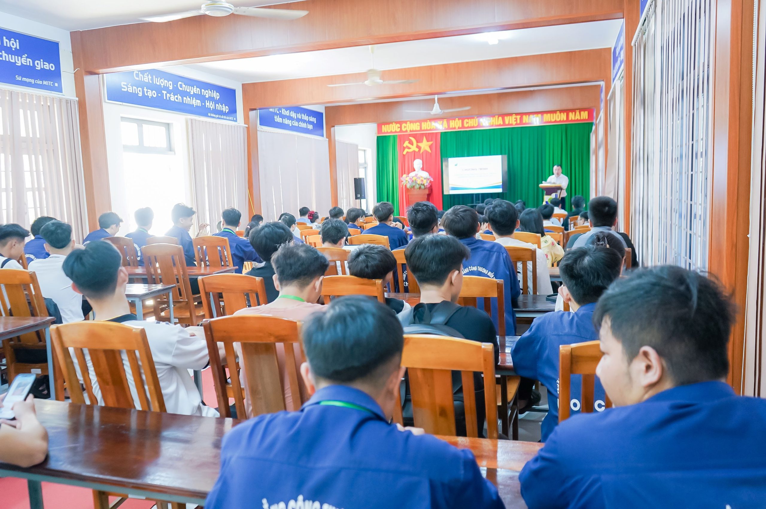 MITC tổ chức tập huấn nâng cao chất lượng NCKH trong HSSV nhân Ngày Khoa học và Công nghệ Việt Nam 18-5 2