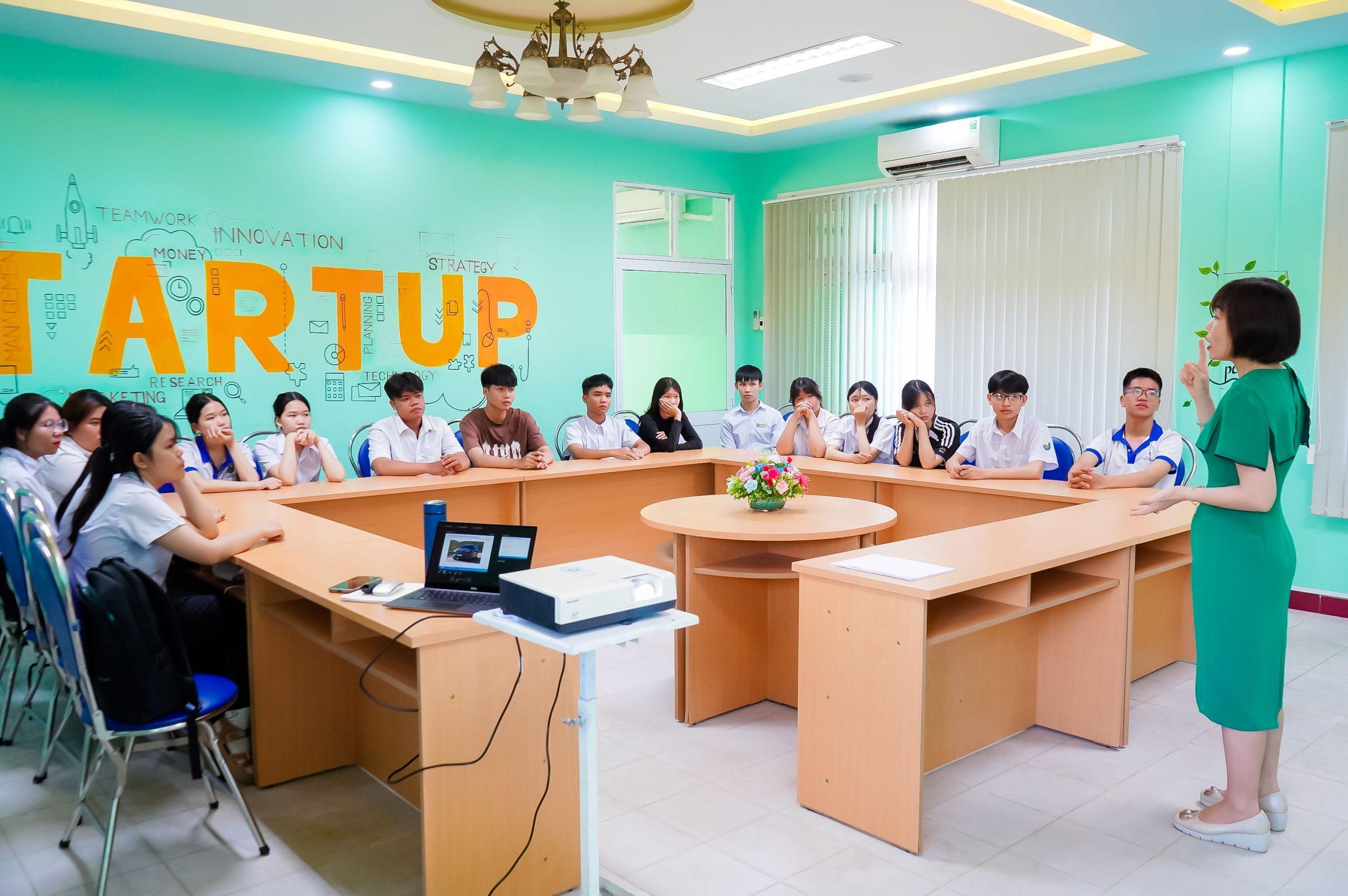 Sinh viên MITC hứng khởi tham gia chương trình đào tạo Kỹ năng tư duy sáng tạo