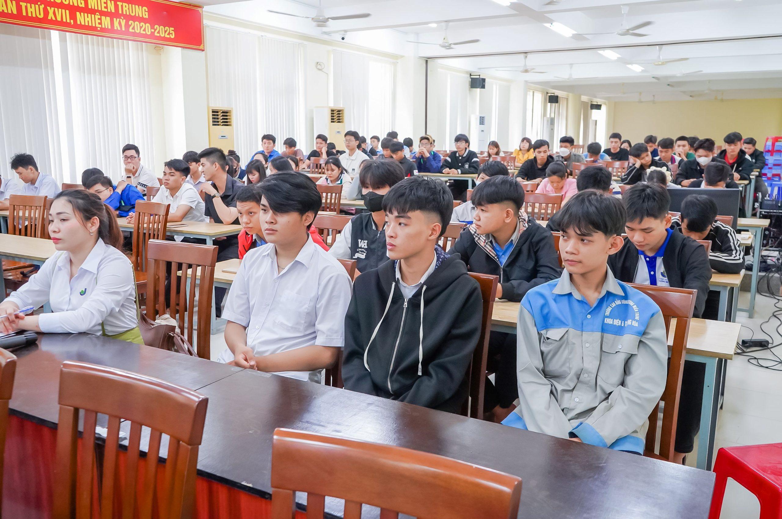 Trường Cao đẳng Công Thương miền Trung tuyên truyền pháp luật về ATGT, phòng chống tệ nạn xã hội cho HSSV 2