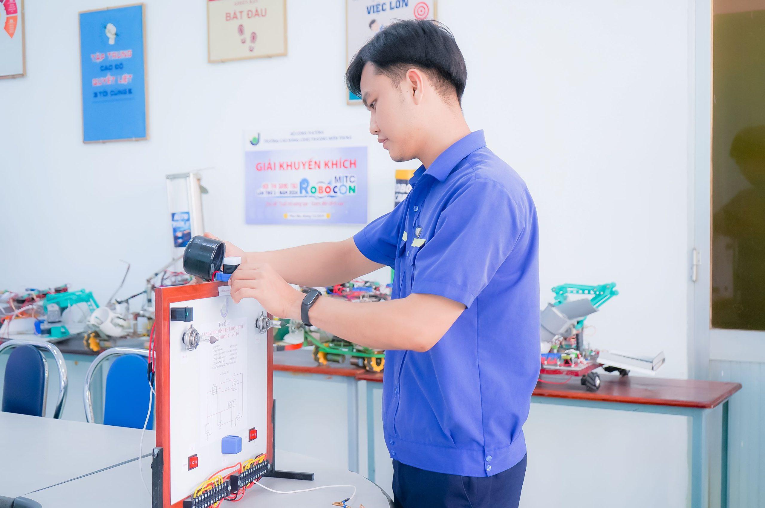 Tự tin – Sáng tạo – Chuyên nghiệp Khoa Cơ khí sẵn sàng bước vào Hội thi Thiết bị đào tạo tự làm 2025 3