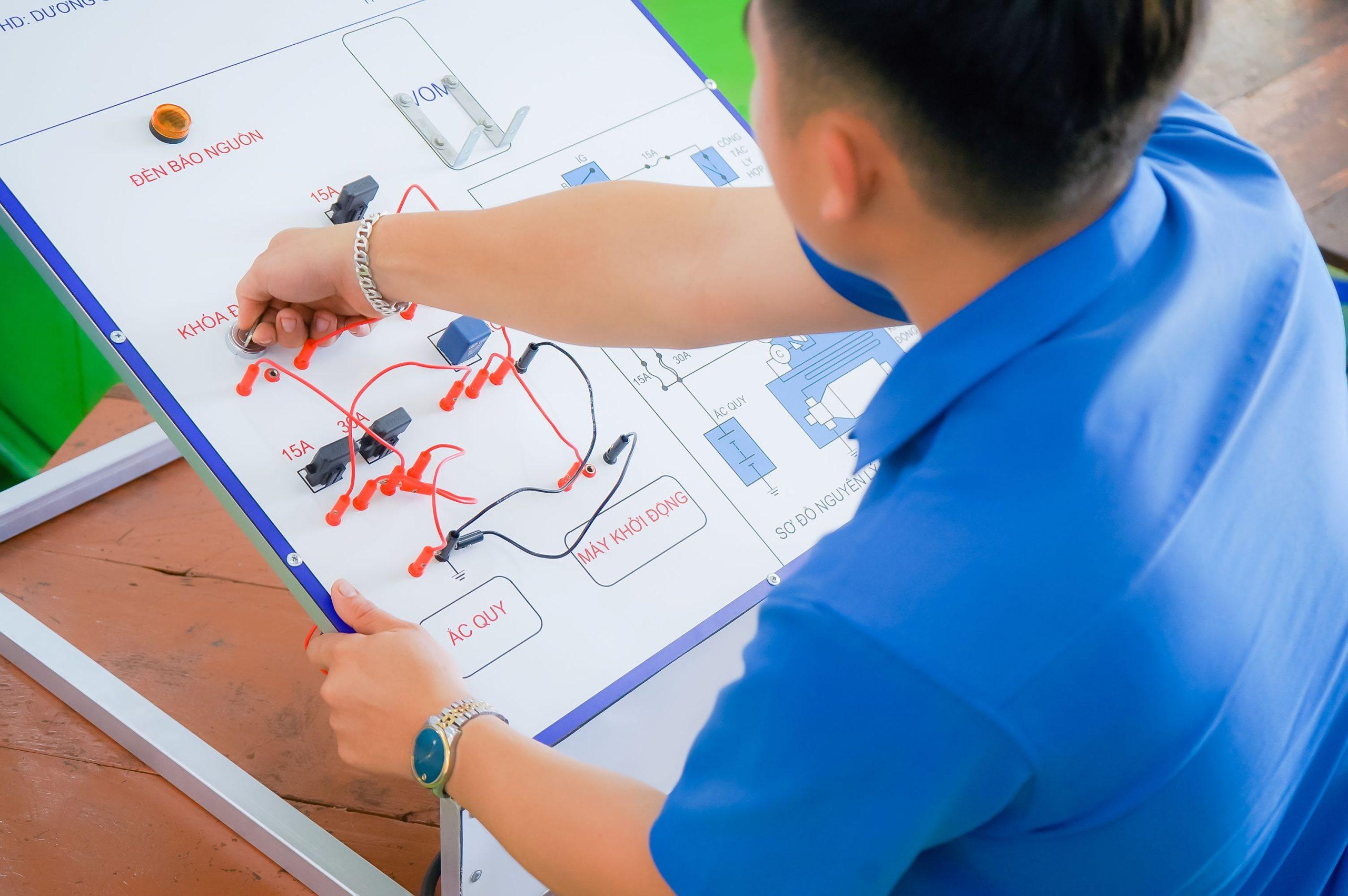 Tự tin – Sáng tạo – Chuyên nghiệp Khoa Cơ khí sẵn sàng bước vào Hội thi Thiết bị đào tạo tự làm 2025