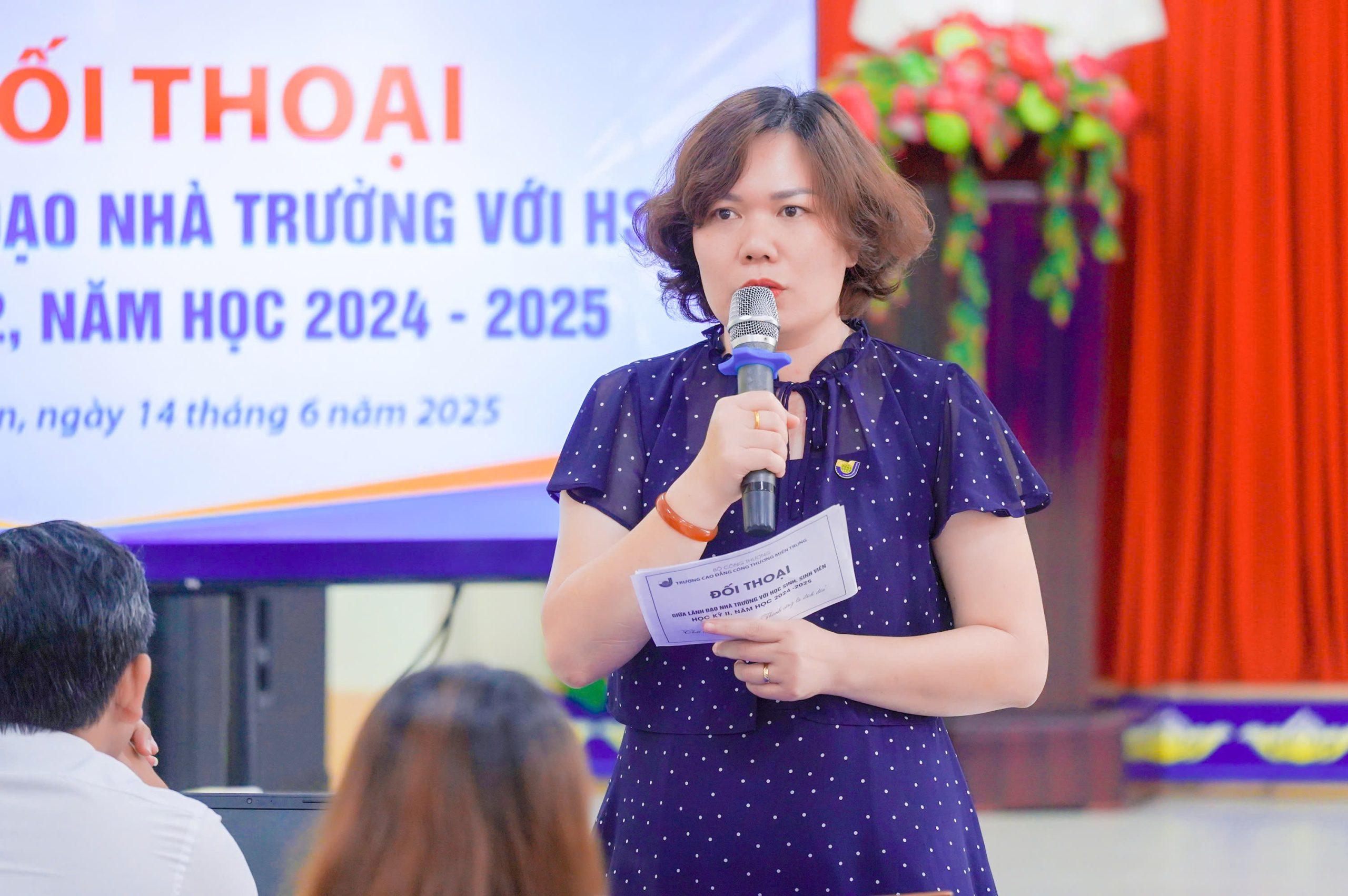 Các thầy cô đại diện cho các đơn vị trong Nhà trường trực tiếp giải đáp các ý kiến của HSSV tại Buổi đối thoại Các thầy cô đại diện cho các đơn vị trong Nhà trường trực tiếp giải đáp các ý kiến của HSSV tại Buổi đối thoại 123