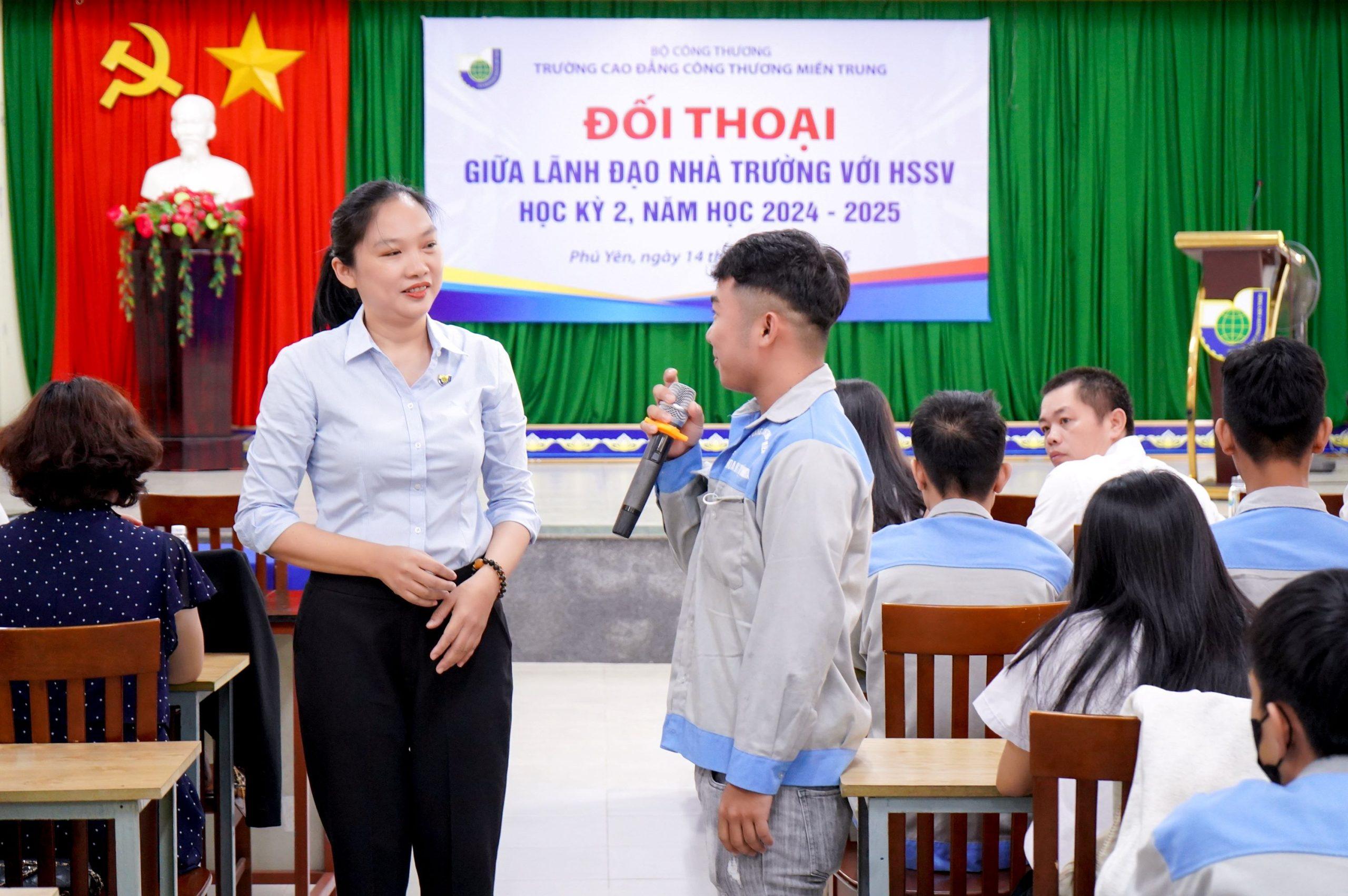 TS. Nguyễn Thị Kim Ngọc, Phó Hiệu trưởng đã tiếp nhận những ý kiến và giải đáp rõ ràng cho các bạn HSSV Đối thoại giữa lãnh đạo Nhà trường và học sinh sinh viên, học kỳ 2 năm học 2024 - 2025 1