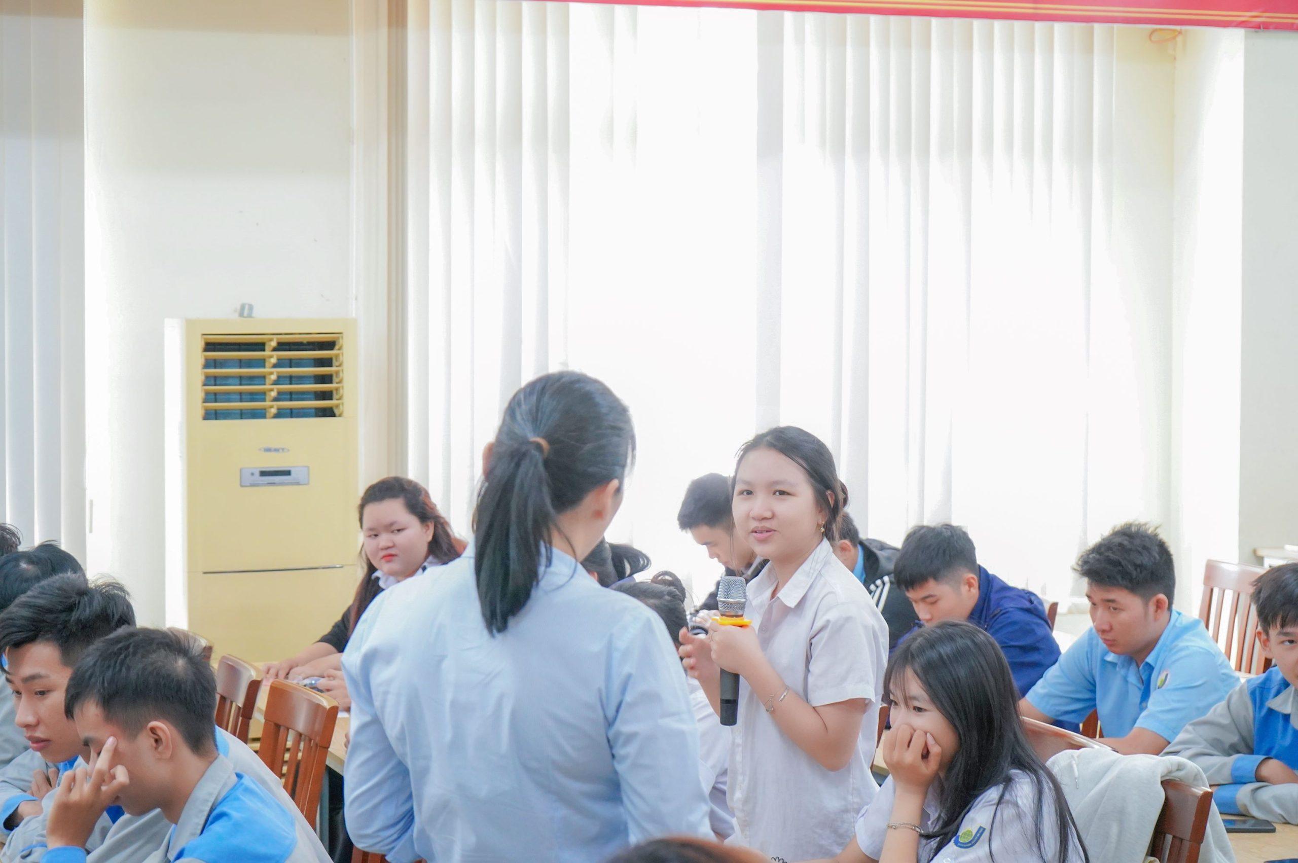 Buổi đối thoại diễn ra sôi nổi và nhận được nhiều ý kiến đến từ HSSV Đối thoại giữa lãnh đạo Nhà trường và học sinh sinh viên, học kỳ 2 năm học 2024 - 2025 5