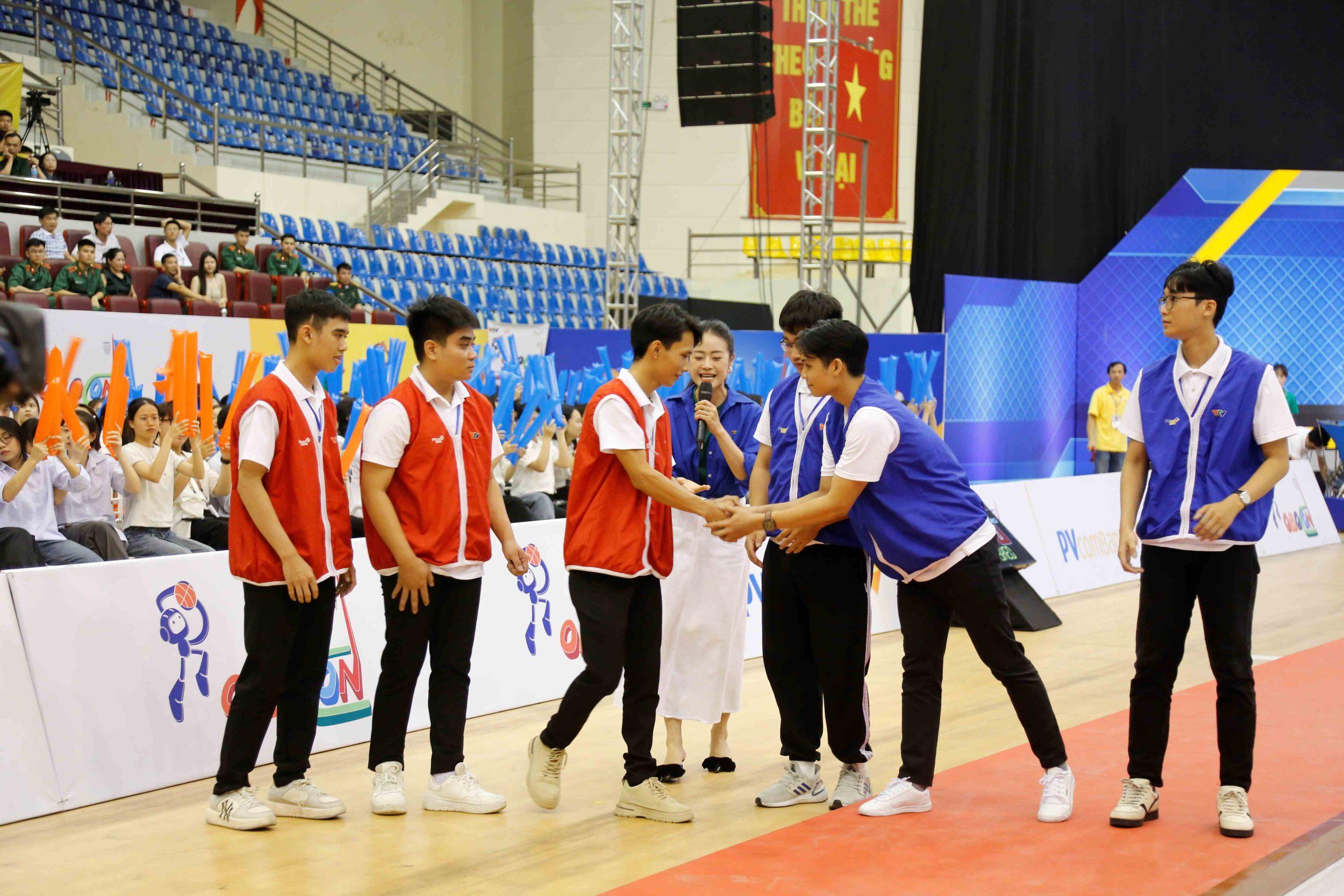 02 đội MITC MECHATRONICS và LH-AS bắt tay trước trận thi đấu thể hiện tinh thần fair-play Đội tuyển Robocon MITC khép lại hành trình tham dự cuộc thi sáng tạo Robot Việt Nam 2025 đầy bản lĩnh và cảm xúc 2