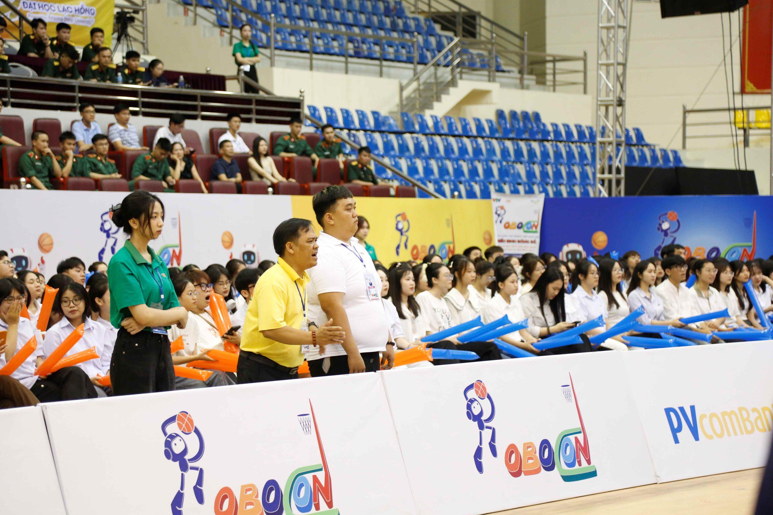 Thầy Nguyễn Thanh Vân - Giảng viên khoa Điện và Tự động hóa, chỉ đạo viên đội MITC MECHATRONICS đang cổ vũ và chỉ đạo chiến thuật cho đội trên sân thi đấu Đội tuyển Robocon MITC khép lại hành trình tham dự cuộc thi sáng tạo Robot Việt Nam 2025 đầy bản lĩnh và cảm xúc 4