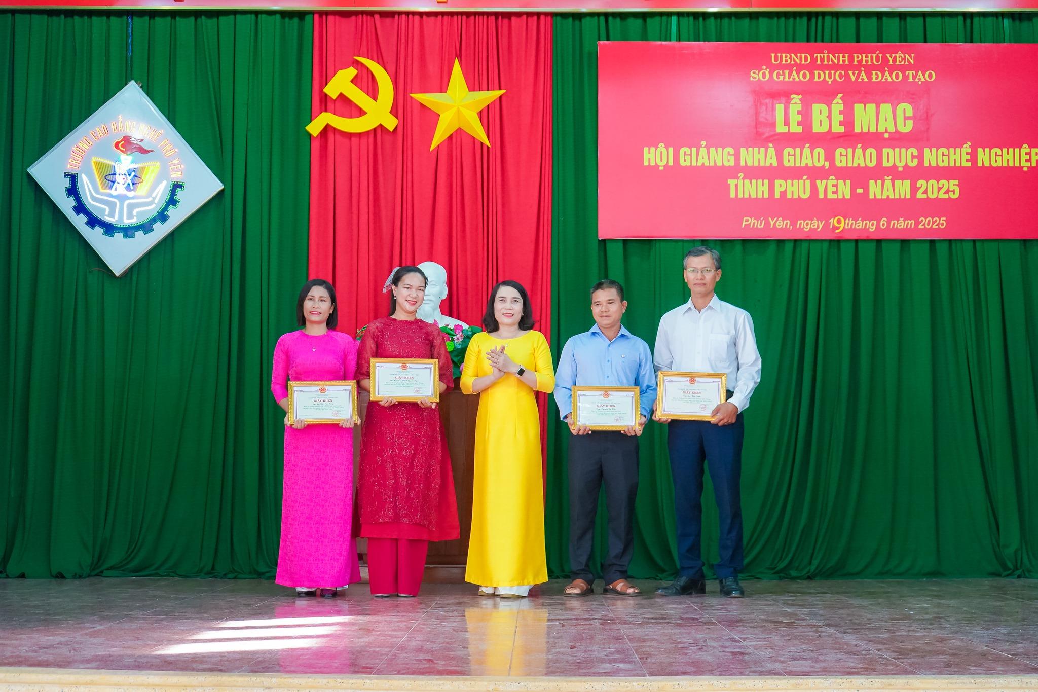 Các tiết giảng được đánh giá cao bởi sự chuẩn bị công phu, phương pháp truyền đạt hiện đại, chú trọng phát triển năng lực người học MITC – Vinh dự đoạt giải Nhất toàn đoàn tại Hội giảng Nhà giáo 2025 1