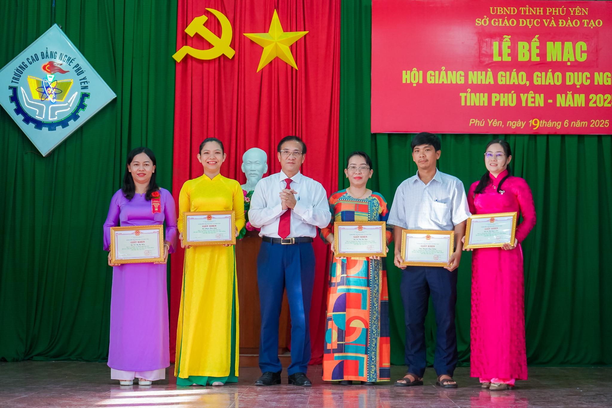 Hai giảng viên đã thể hiện xuất sắc các bài giảng tích hợp thực tiễn nghề nghiệp, ứng dụng công nghệ thông tin hiệu quả, lan tỏa cảm hứng học tập tới người học MITC – Vinh dự đoạt giải Nhất toàn đoàn tại Hội giảng Nhà giáo 2025 2