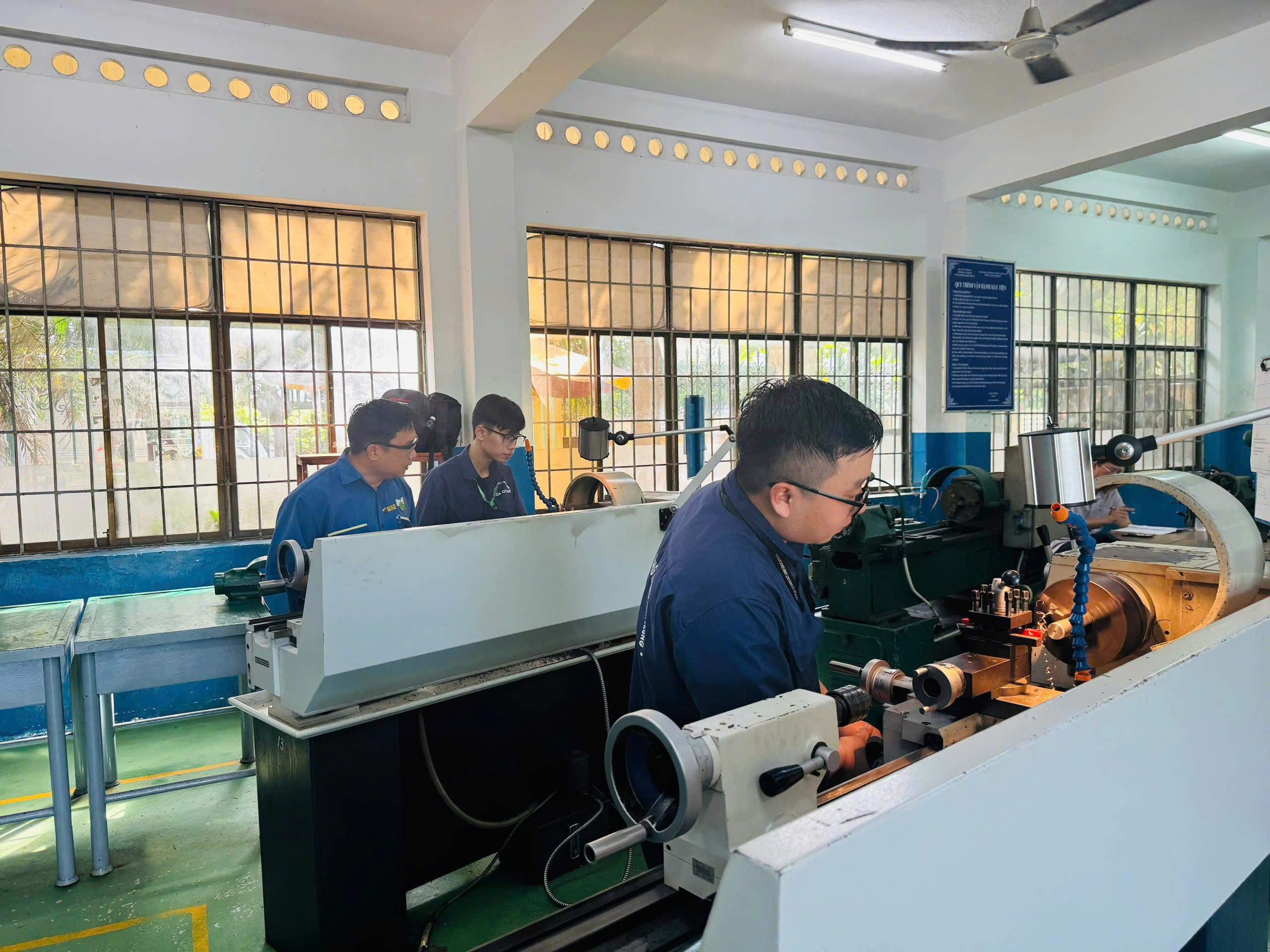 Sinh viên ngành Cắt gọt kim loại MITC thực hành trên thiết bị hiện đại