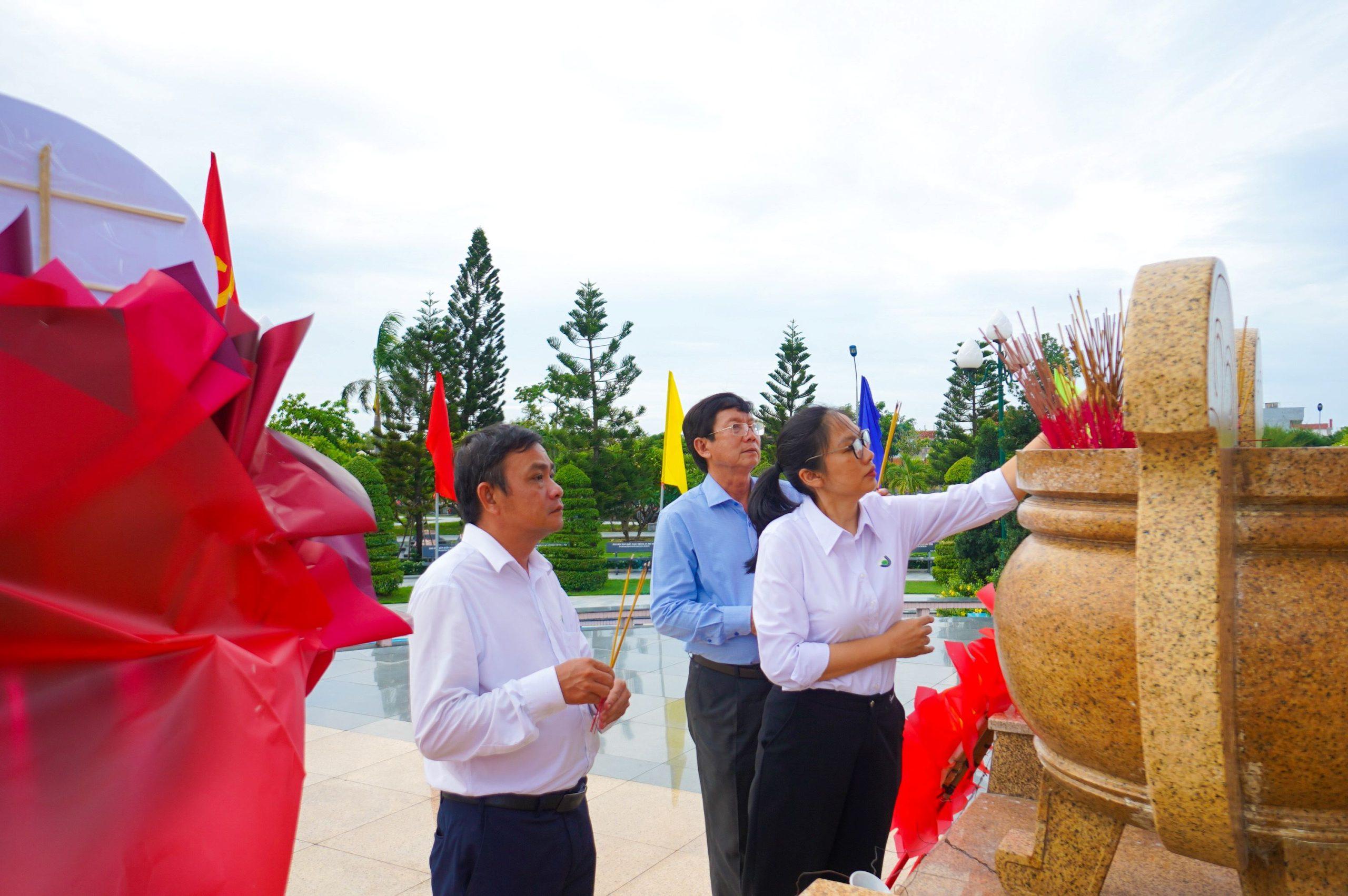 Dâng hương tưởng liện tại nghĩa trang liệt sĩ Phú Yên 1