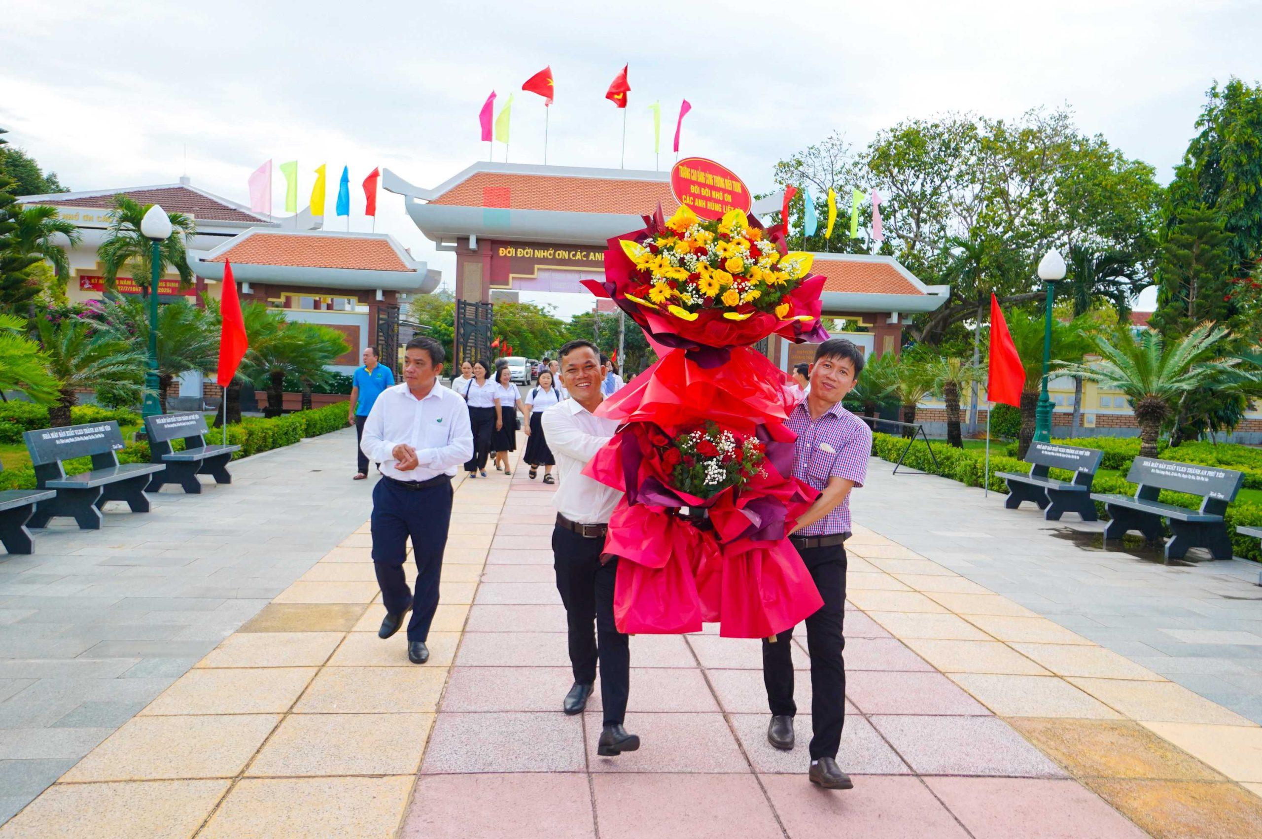 Dâng hương tưởng liện tại nghĩa trang liệt sĩ Phú Yên 3