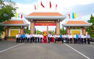 Dâng hương tưởng liện tại nghĩa trang liệt sĩ Phú Yên 5