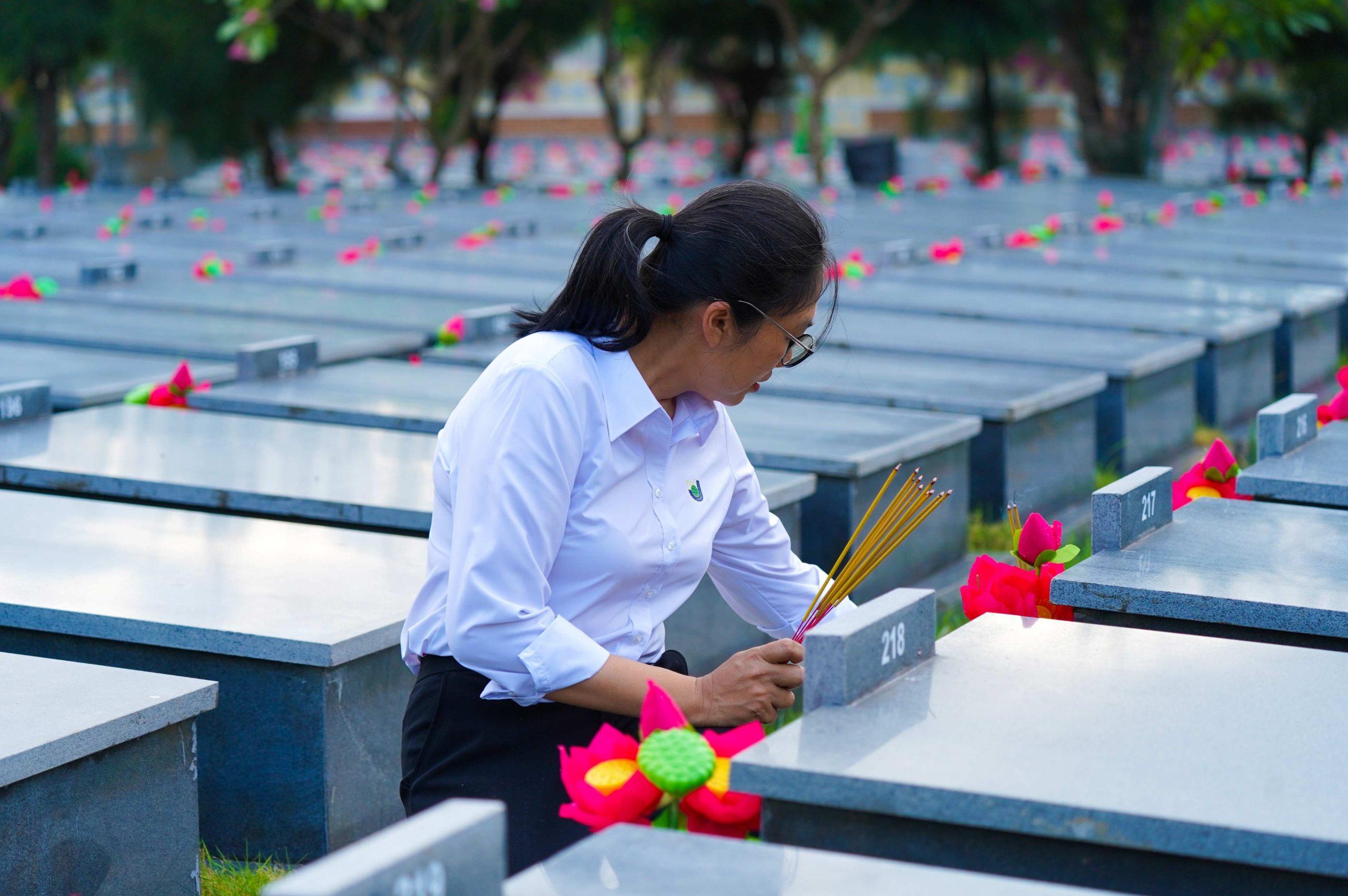 Dâng hương tưởng liện tại nghĩa trang liệt sĩ Phú Yên 6