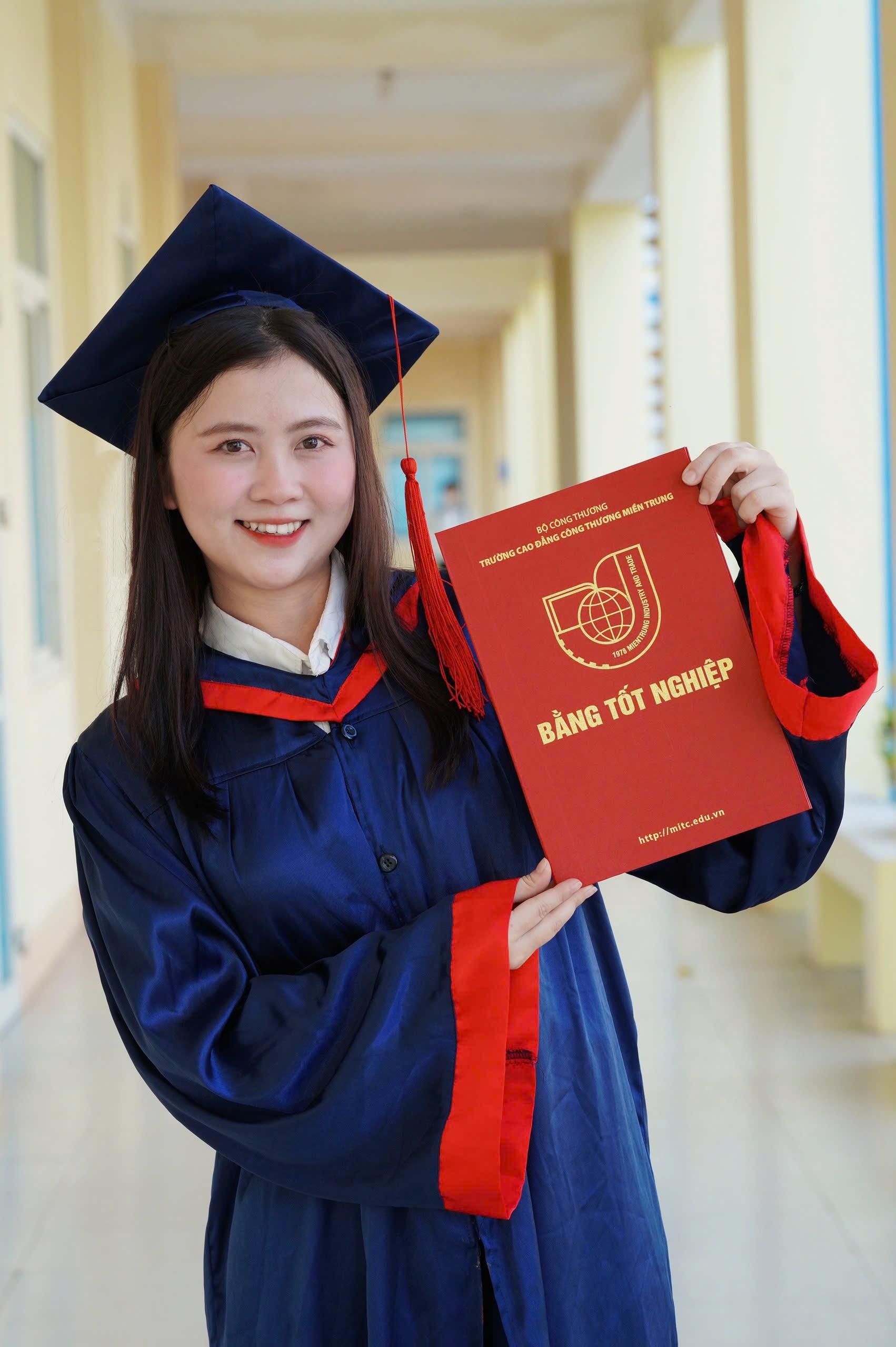 Sở hữu vóc dáng cao, làn da trắng cùng nét rạng rỡ tỏa sáng, Lê Thị Anh Thư khiến nhiều người ấn tượng từ cái nhìn đầu tiên Lê Thị Anh Thư - Tân cử nhân tốt nghiệp loại xuất sắc của MITC 2