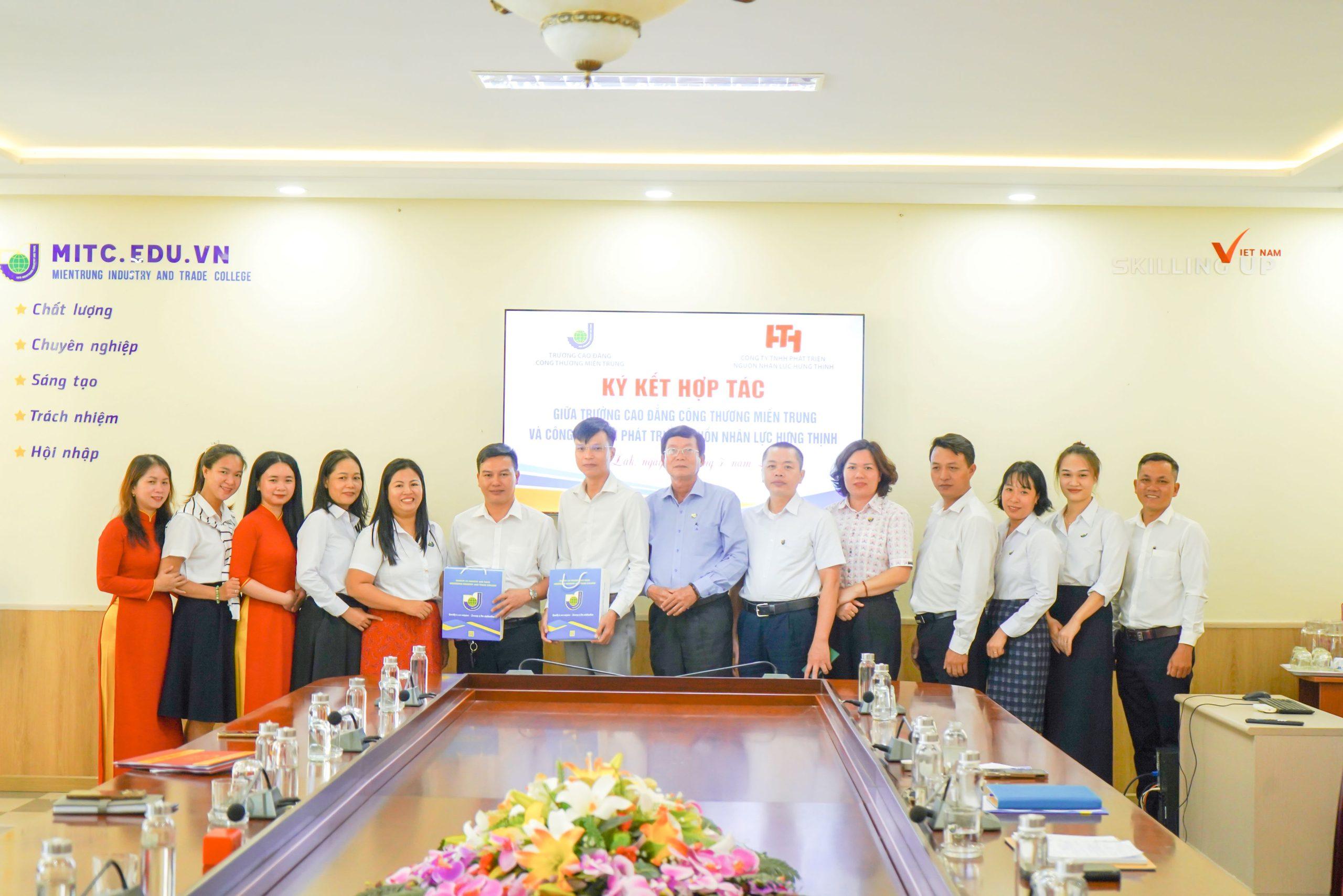 Lễ ký kết hợp tác giữa Trường Cao đẳng Công Thương miền Trung và Công ty TNHH phát triển nguồn nhân lực Hưng Thịnh 2