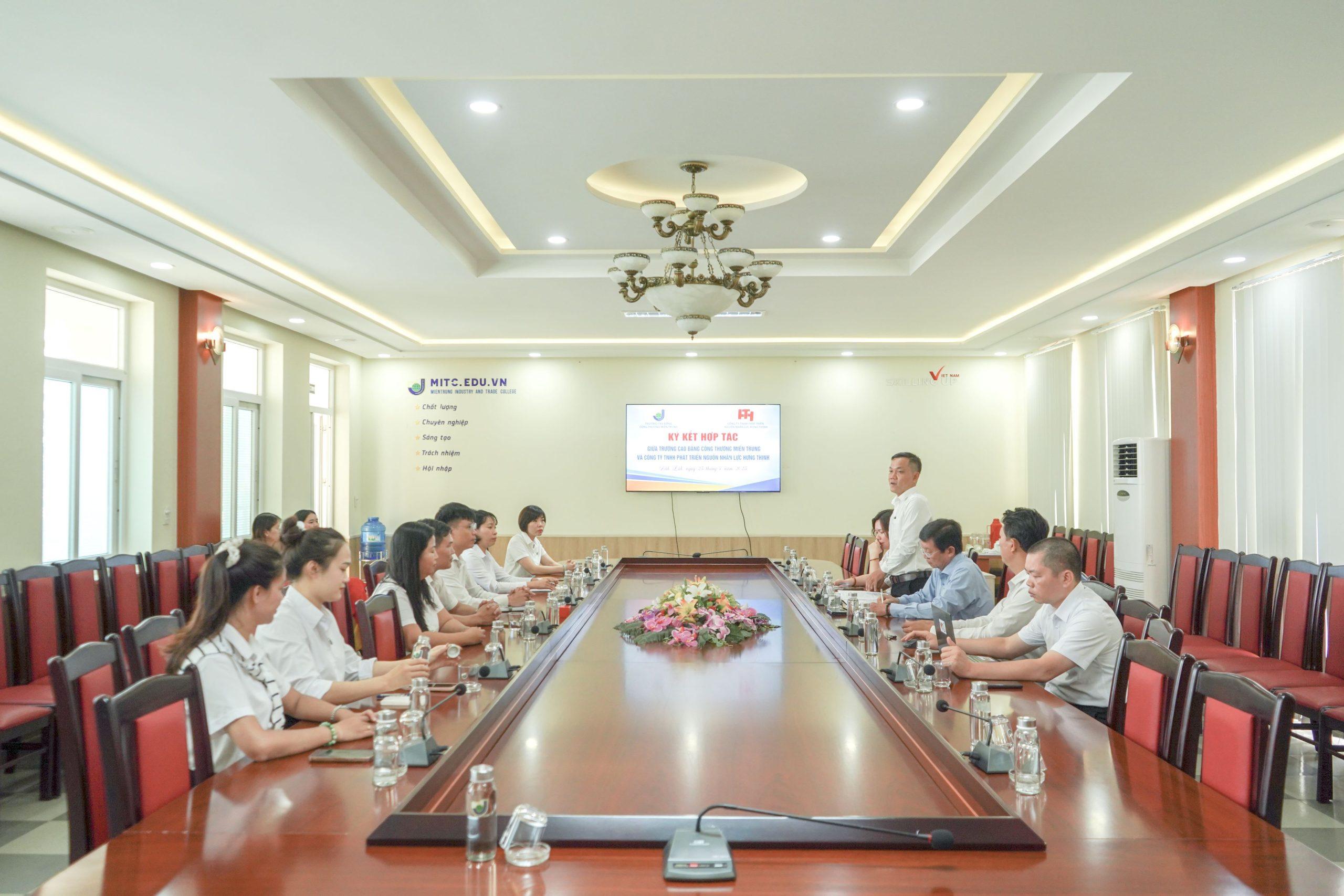 Lễ ký kết hợp tác giữa Trường Cao đẳng Công Thương miền Trung và Công ty TNHH phát triển nguồn nhân lực Hưng Thịnh 5