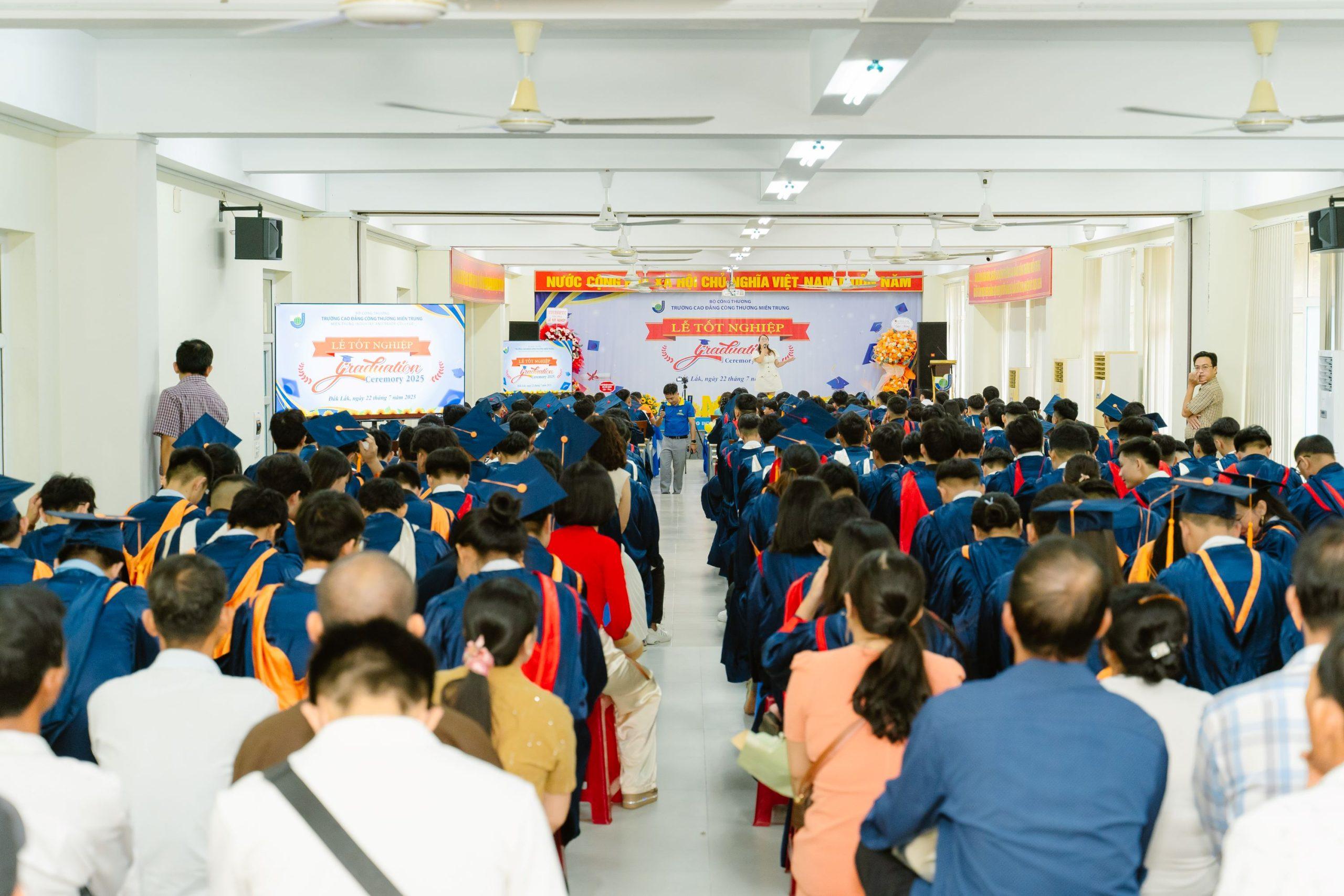 Lễ tốt nghiệp năm 2025 Dấu mốc trưởng thành và khởi đầu của những ước mơ 37