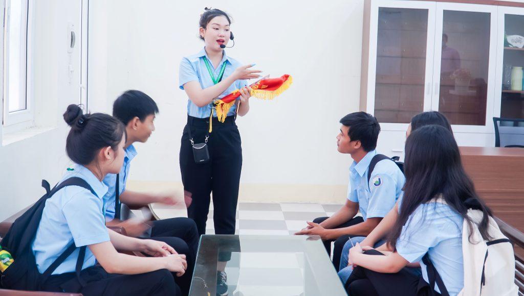 Sinh viên ngành Du lịch thực hành hướng dẫn Tour tại trường