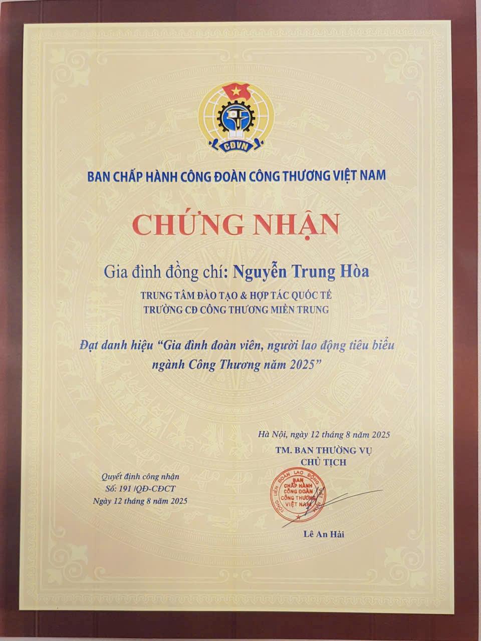 Vinh danh các gia đình CNVCLĐ tiêu biểu ngành Công Thương và những tấm gương học sinh vượt khó, đạt thành tích xuất sắc năm học 2024 – 2025 1