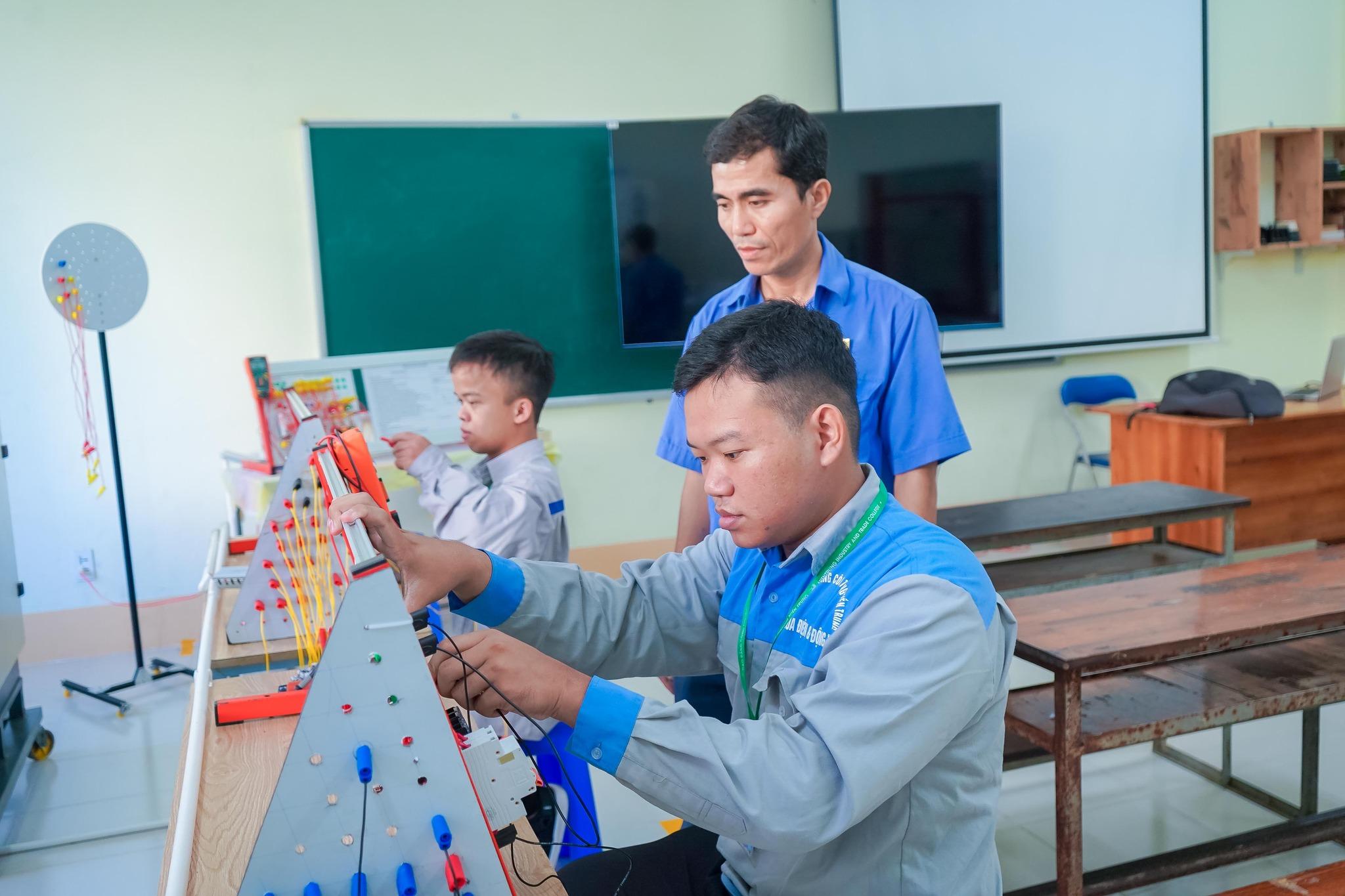  Thầy Trần Quốc Bảo – Người thắp sáng đam mê nghề điện trong Hội giảng Nhà giáo GDNN cấp khoa năm 2025