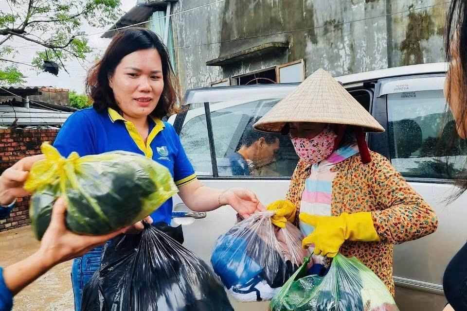 Đoàn cứu trợ MITC trao nhu yếu phẩm, quần áo ấm cho người dân tại xã Hòa Trị