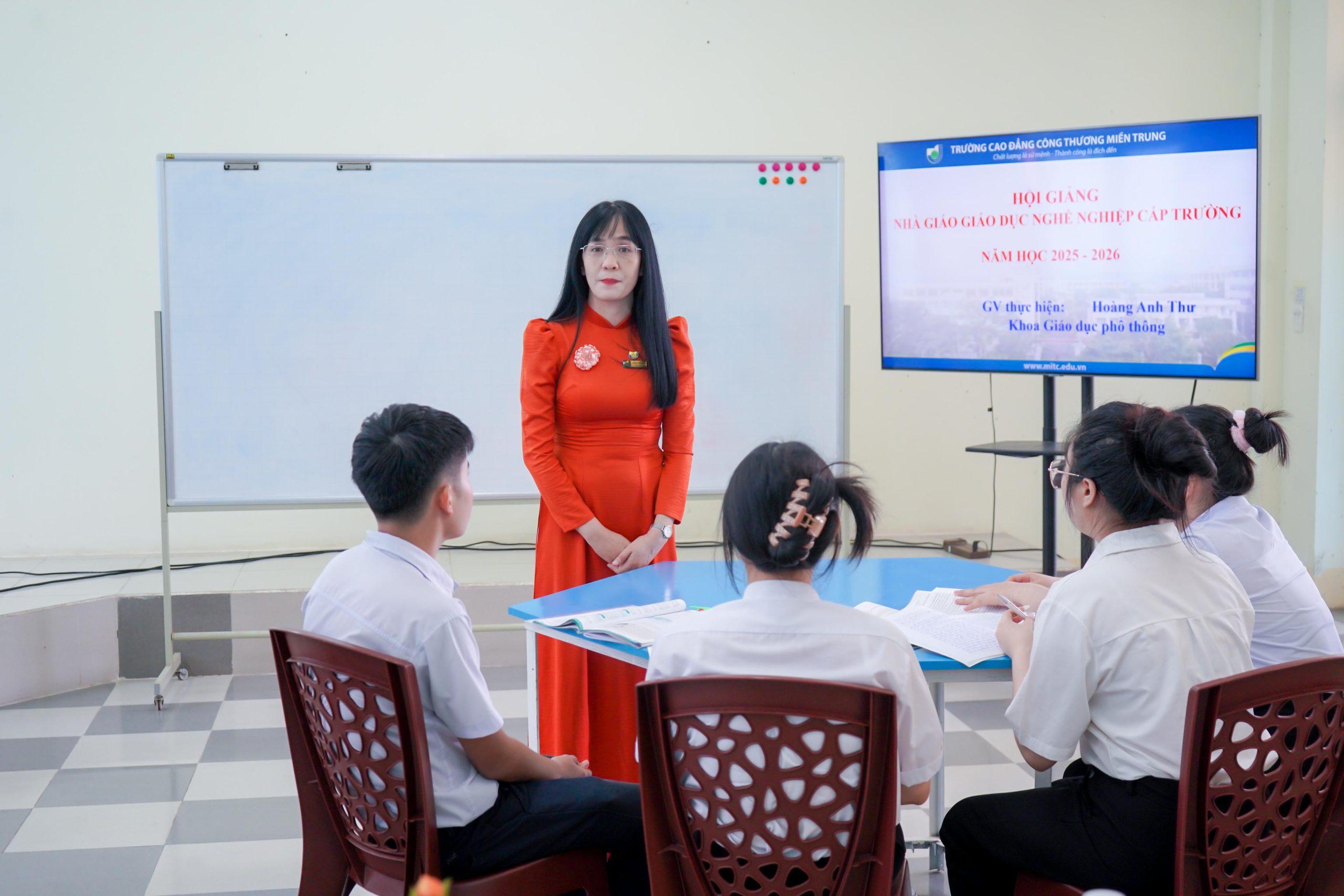 Cô Hoàng Thị Anh Thư - Giáo viên khoa GDPT tham gia hội giảng cấp trường năm học 2025 - 2026