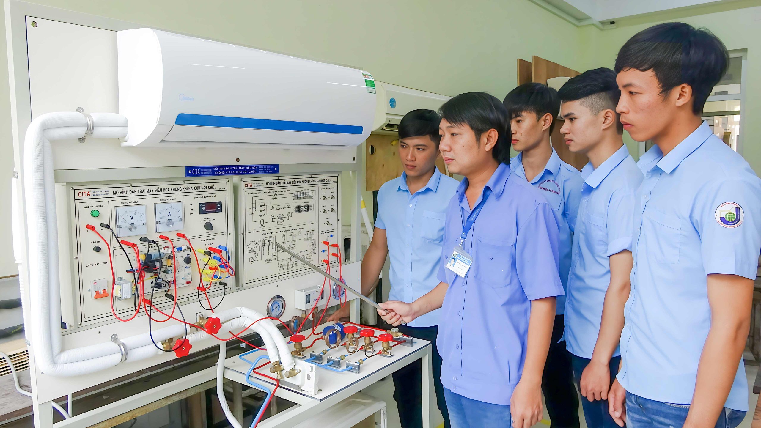 Kỹ thuật máy lạnh và điều hòa không khí là ngành đào tạo nguồn nhân lực kỹ thuật chuyên về lắp đặt, vận hành, bảo trì và sửa chữa các hệ thống làm lạnh và điều hòa không khí Kỹ thuật máy lạnh và điều hòa không khí Ngành học thiết thực, thu nhập ổn định