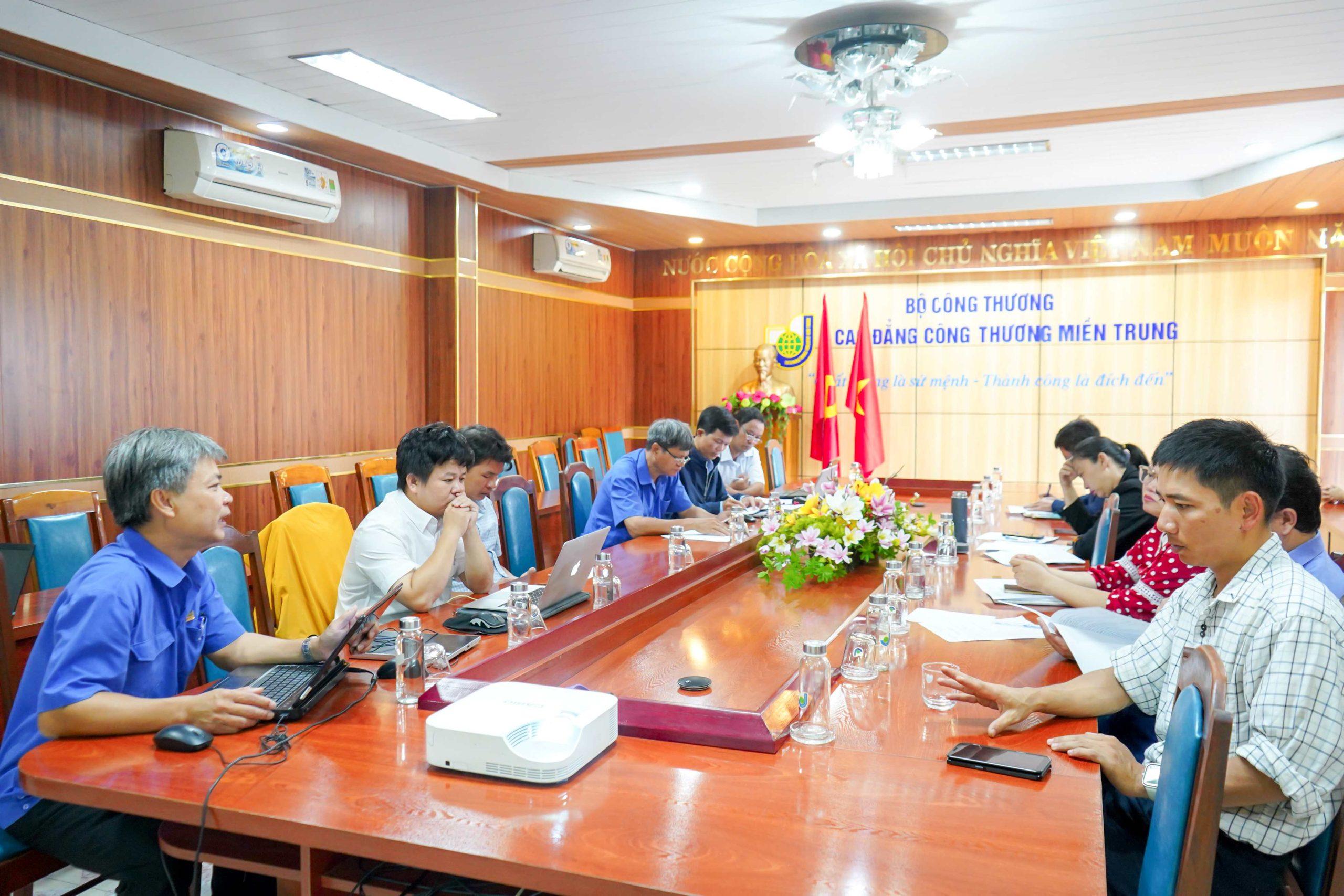 Robot phun thuốc trừ sâu di chuyển trên mặt đất Đề tài NCKH khẳng định hướng đào tạo ứng dụng của MITC 10