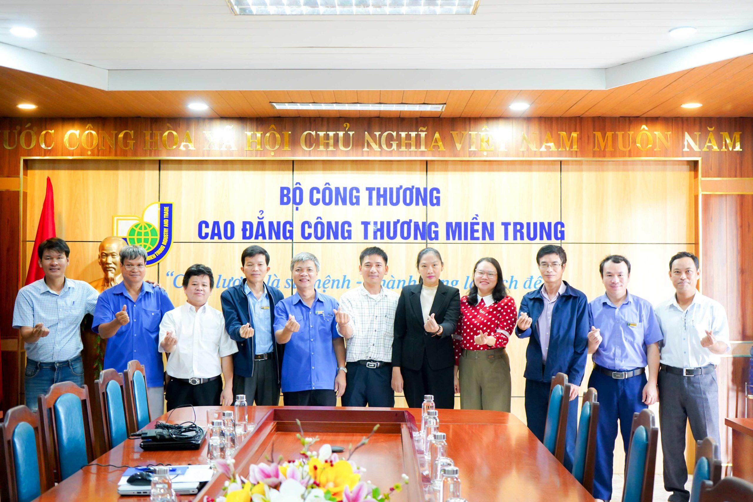 Robot phun thuốc trừ sâu di chuyển trên mặt đất Đề tài NCKH khẳng định hướng đào tạo ứng dụng của MITC 6