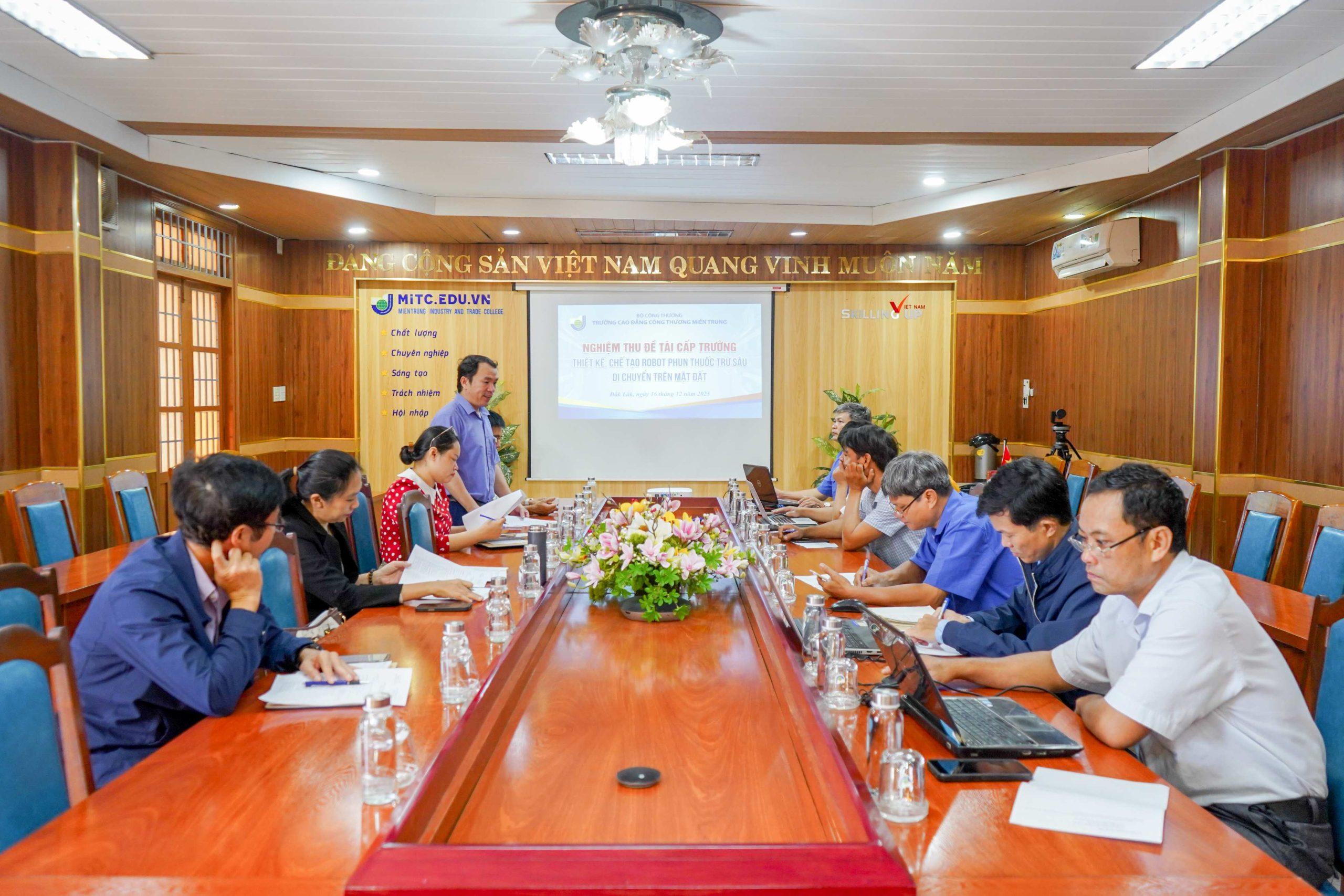 Robot phun thuốc trừ sâu di chuyển trên mặt đất Đề tài NCKH khẳng định hướng đào tạo ứng dụng của MITC 8