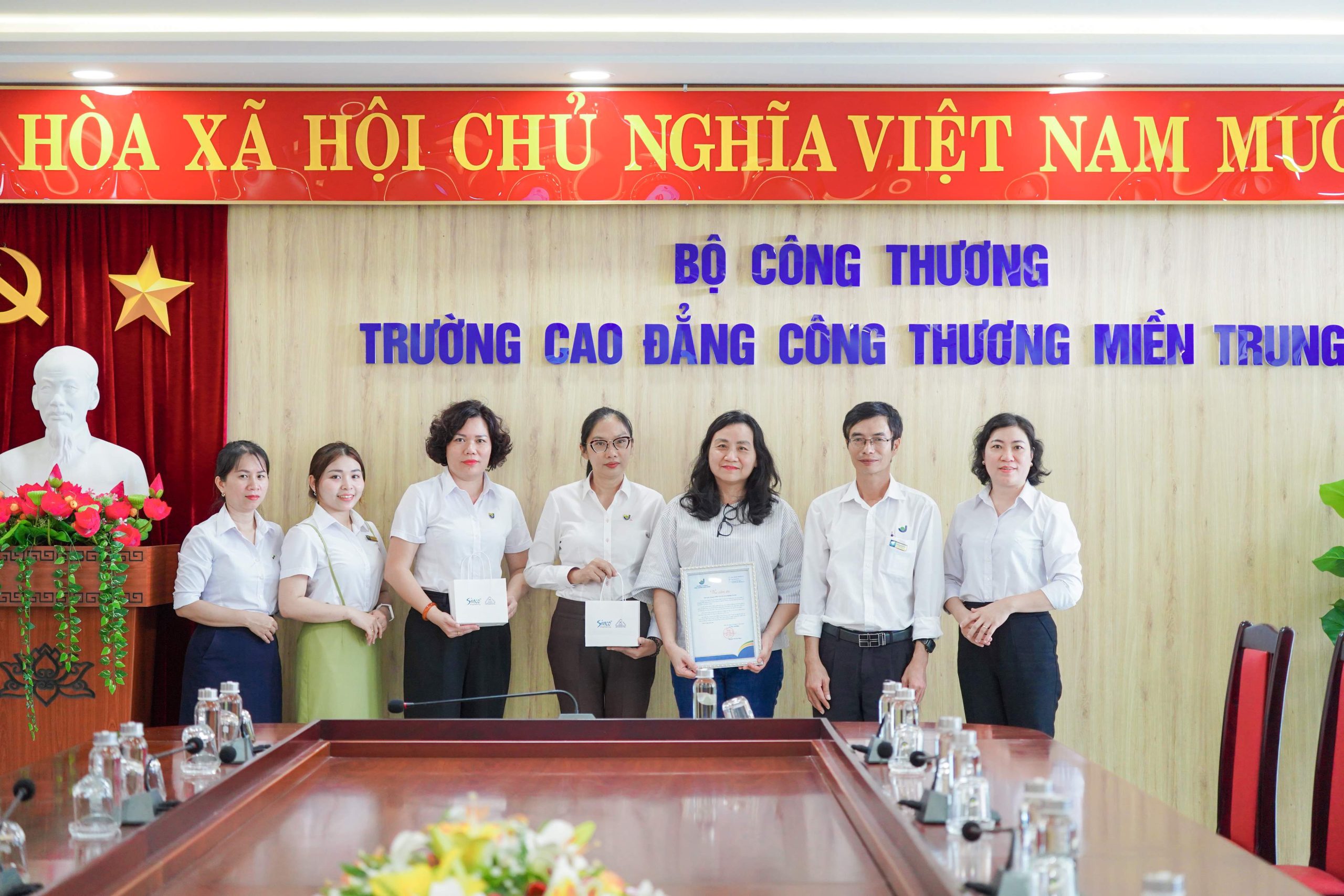 Trao tặng học bổng cho HSSV MITC vượt khó sau lũ 5